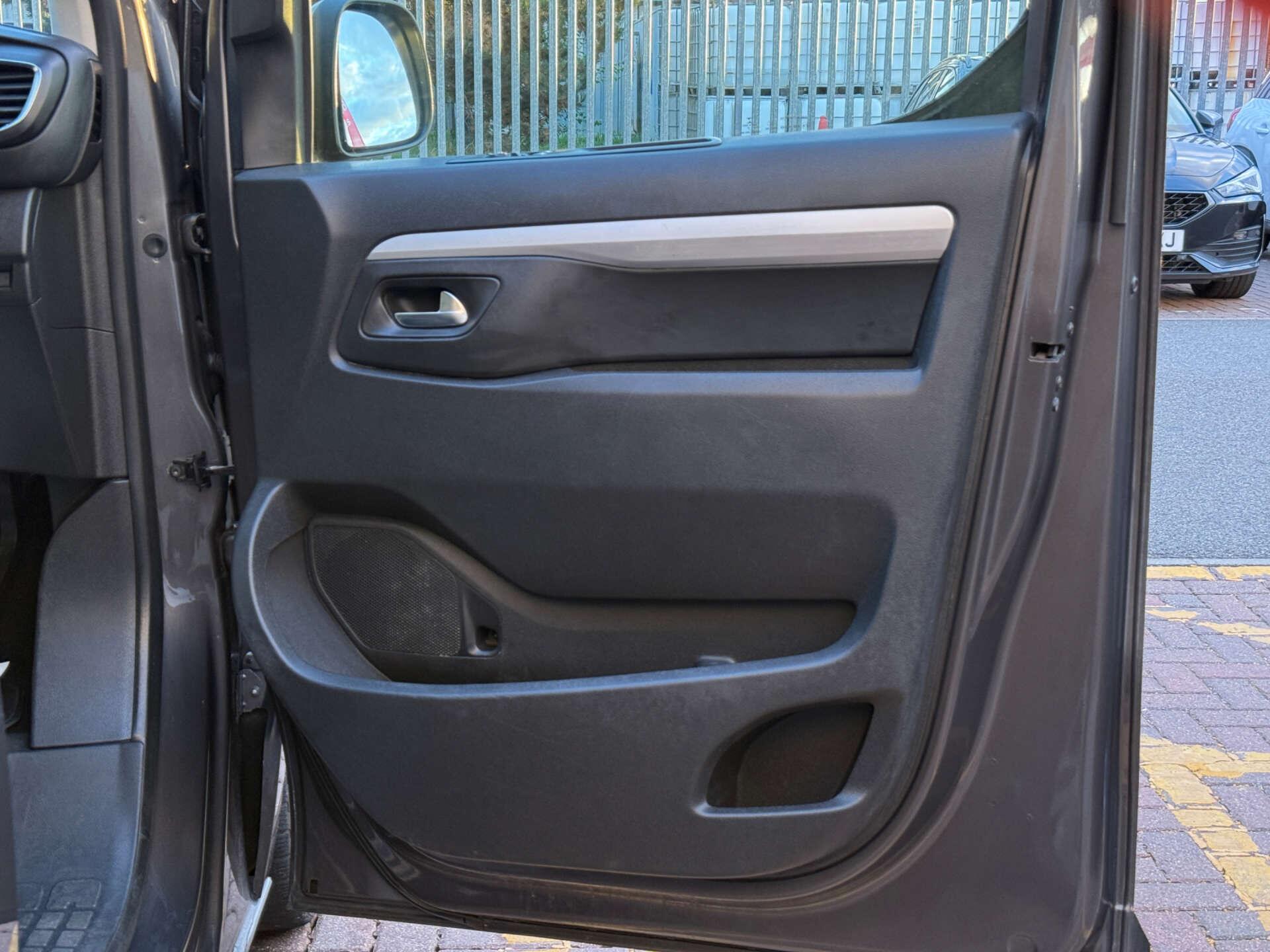Peugeot Traveller view 16