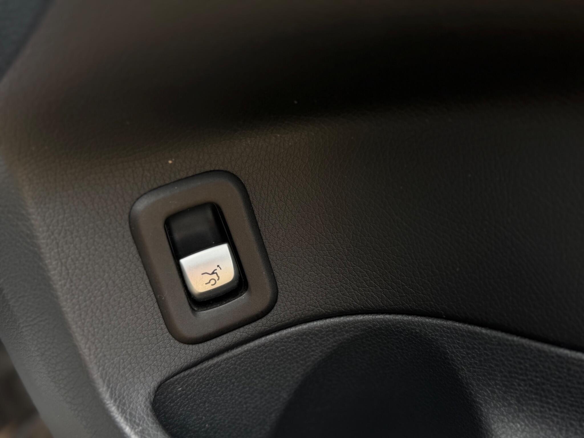 Mercedes-Benz C Class view 29