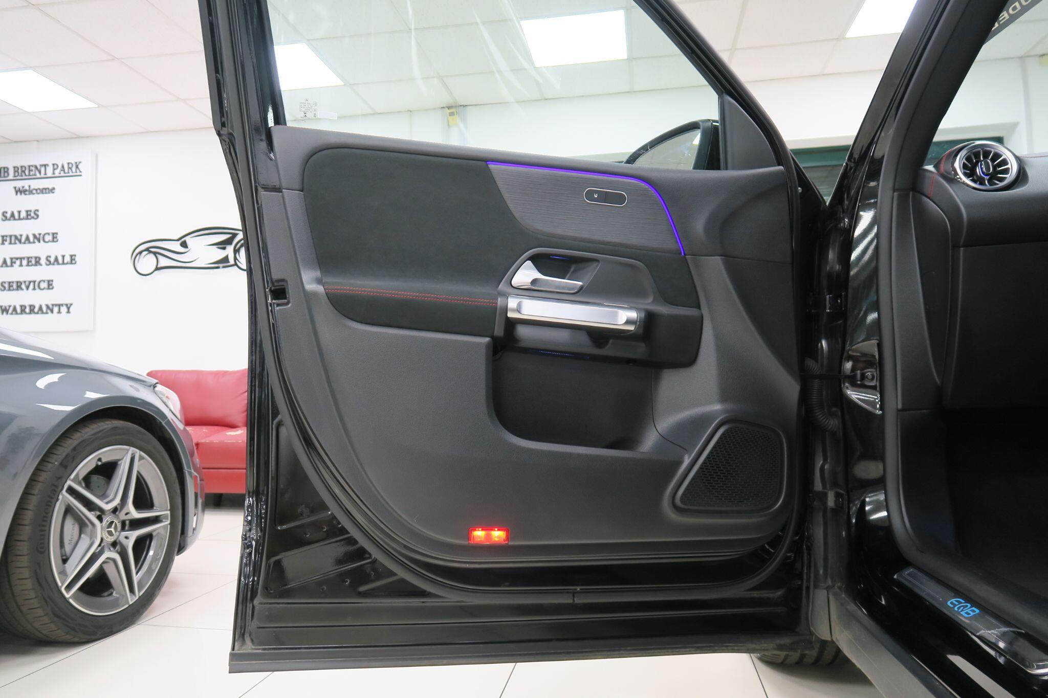 Mercedes-Benz 300 view 13