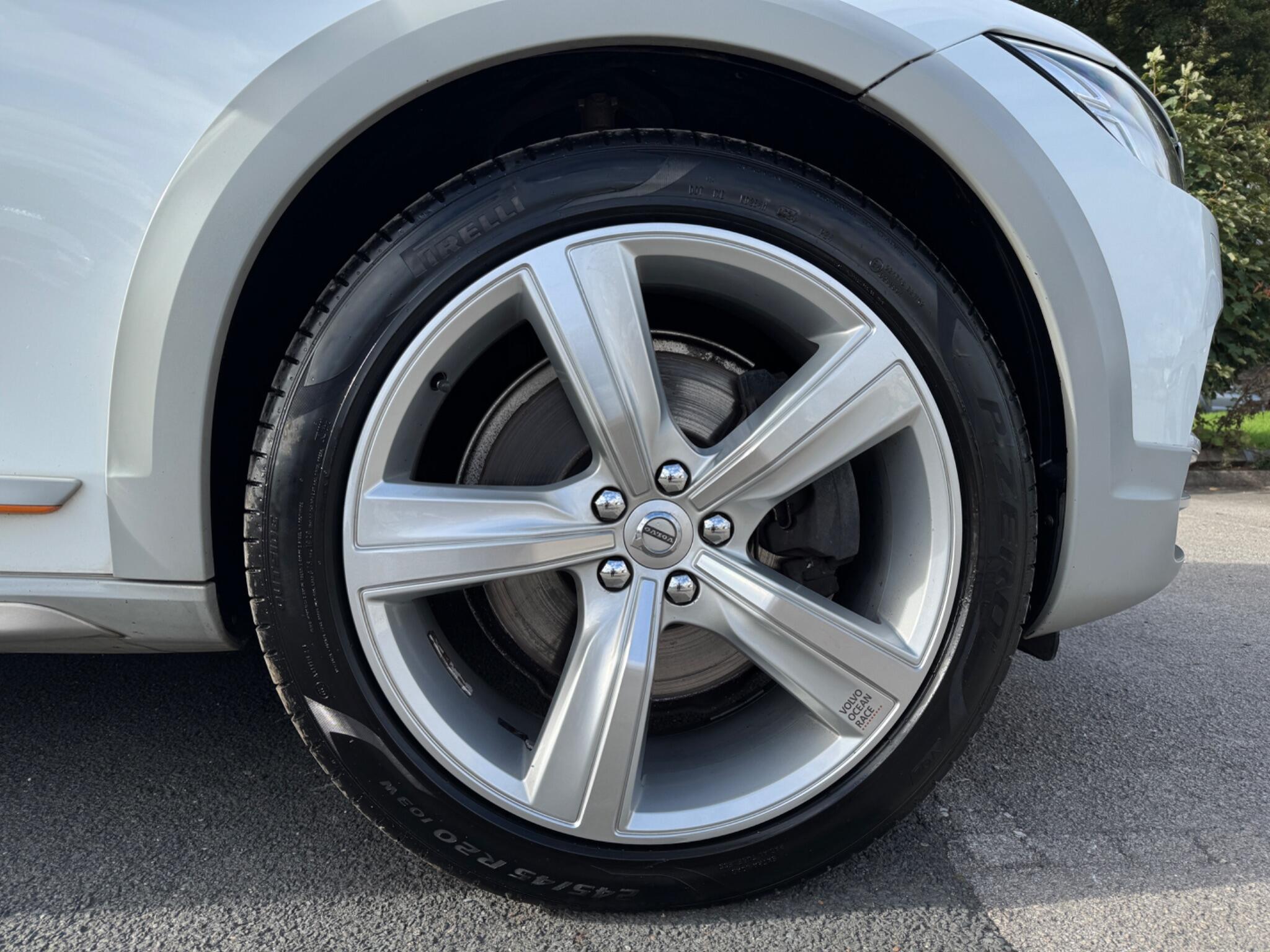 Volvo V90 Cross Country view 6