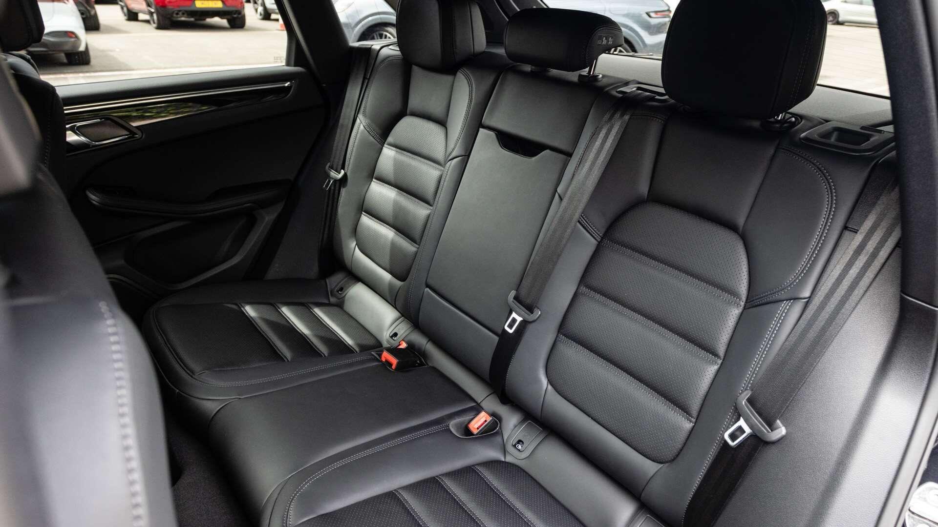 Porsche Macan view 12