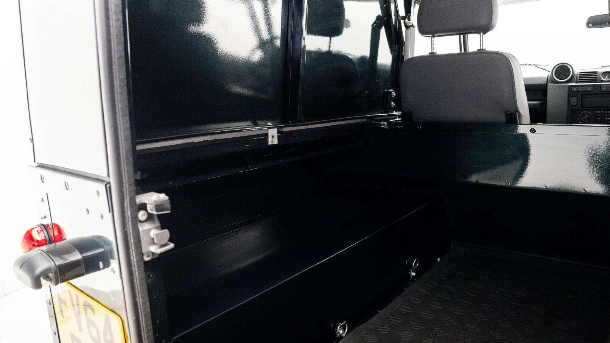 Land Rover Defender 90 view 17