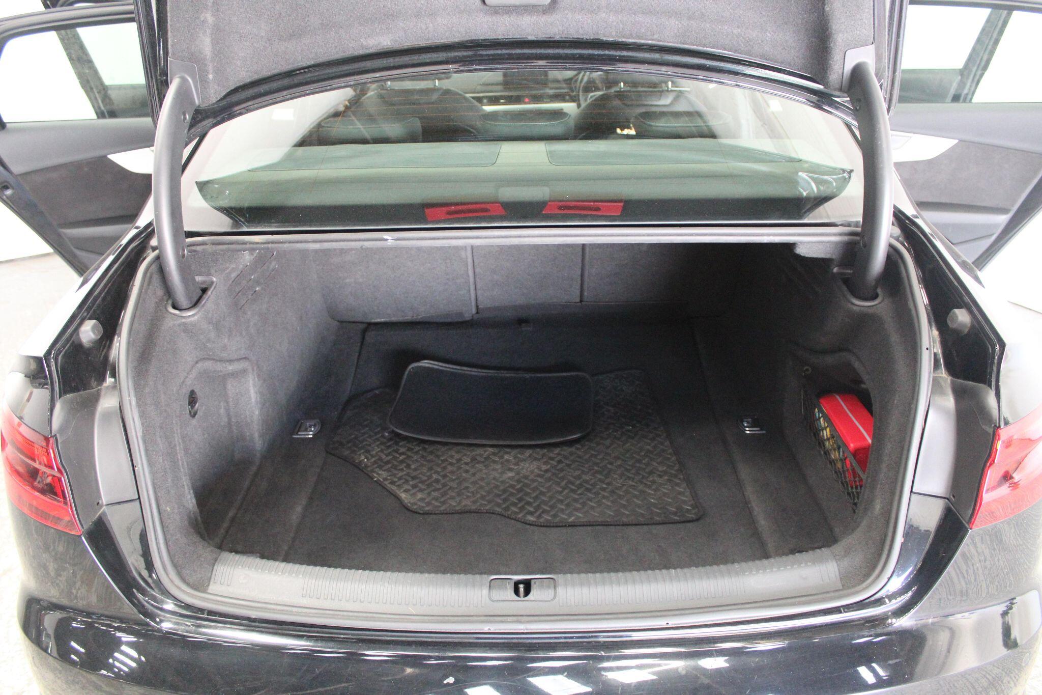 Audi A4 view 24