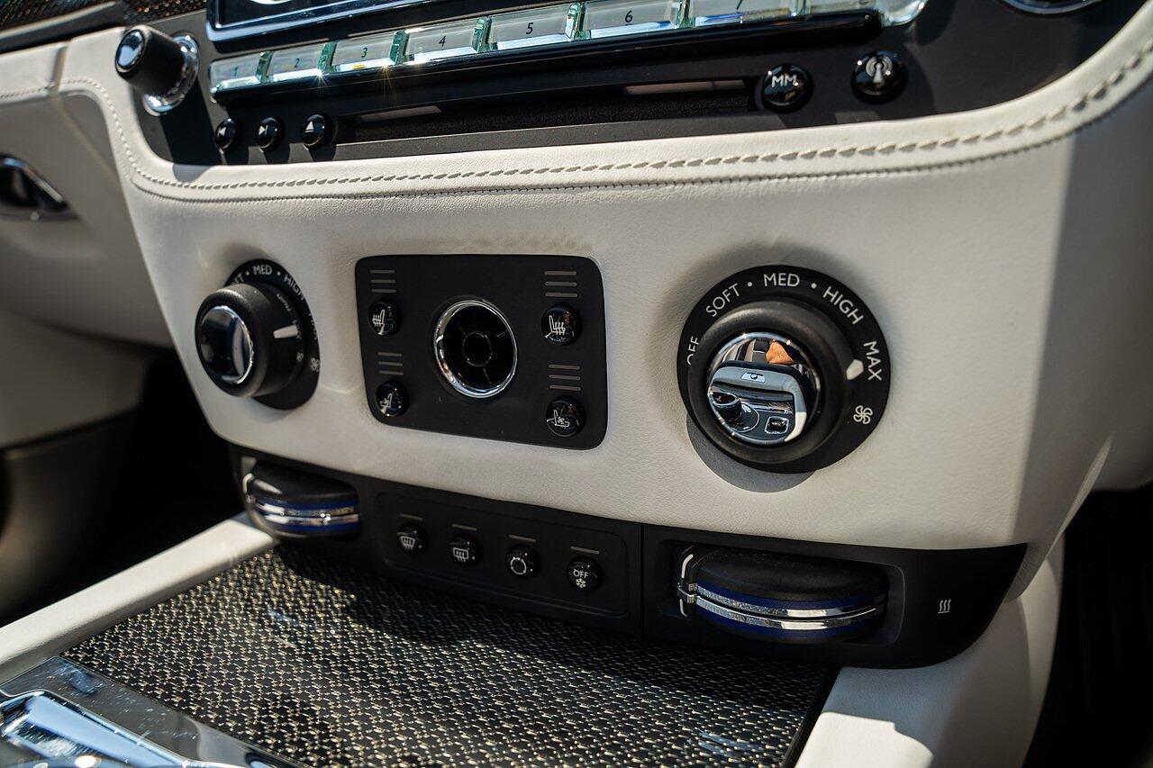 Rolls-Royce Dawn view 61