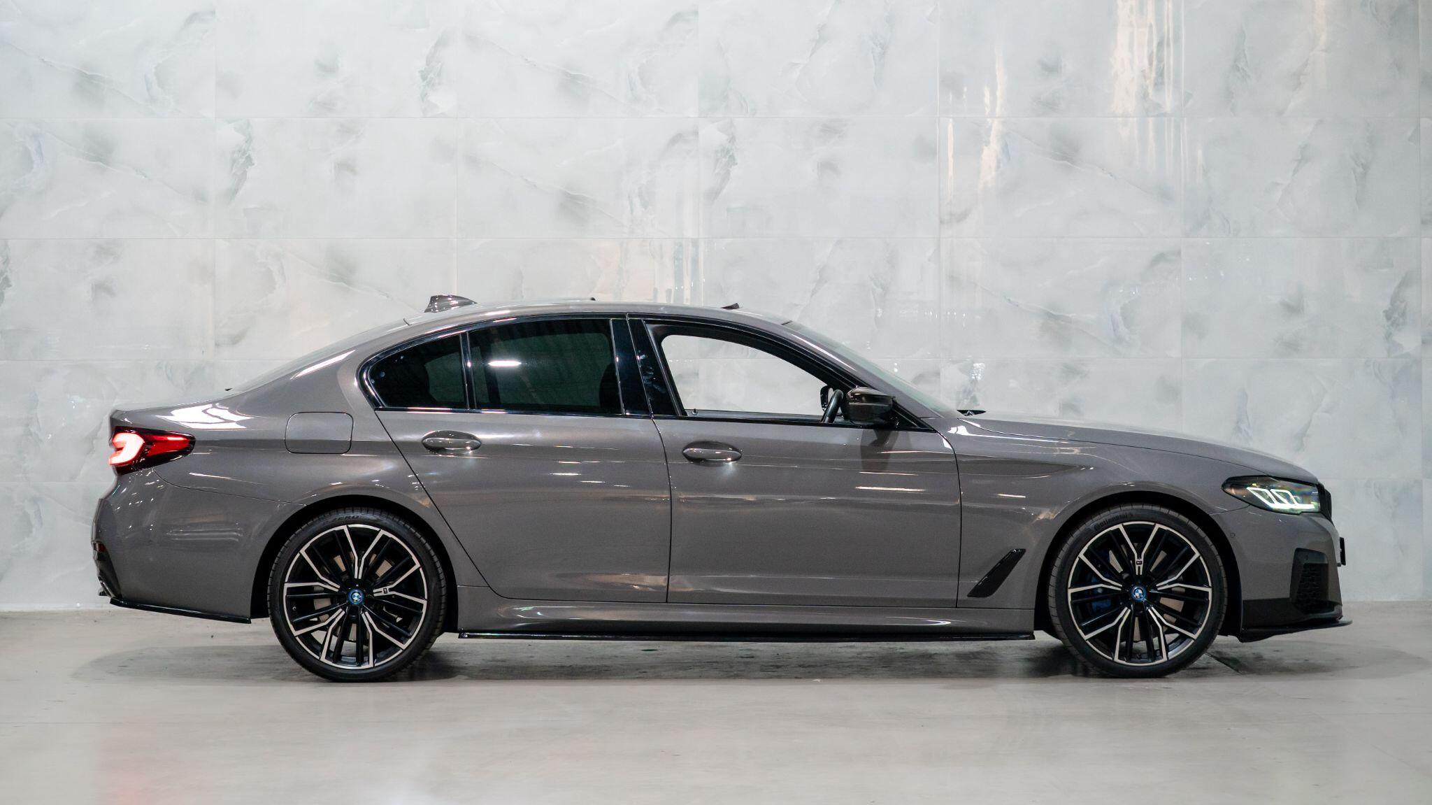 BMW 5 Series view 8