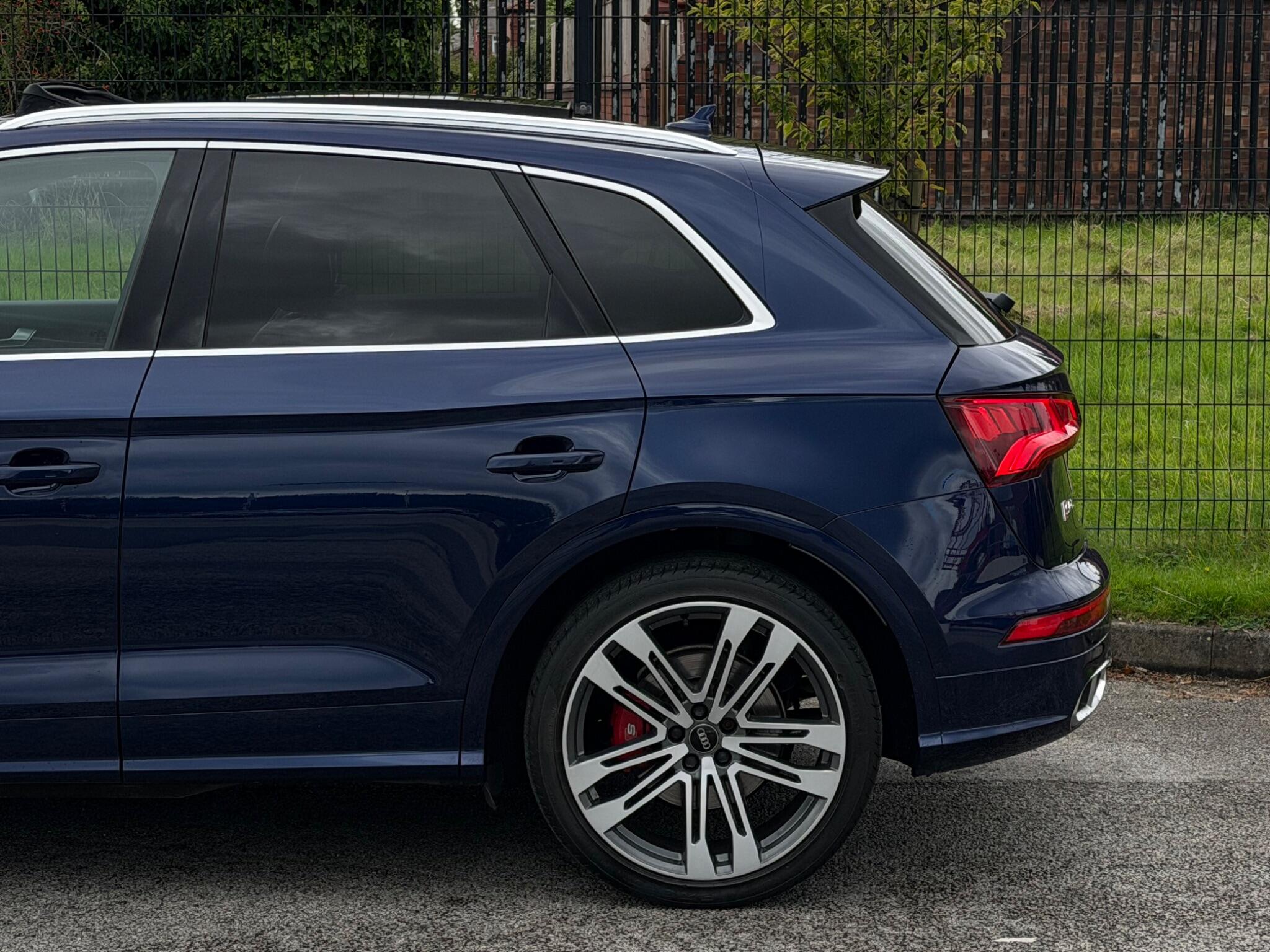 Audi SQ5 view 14