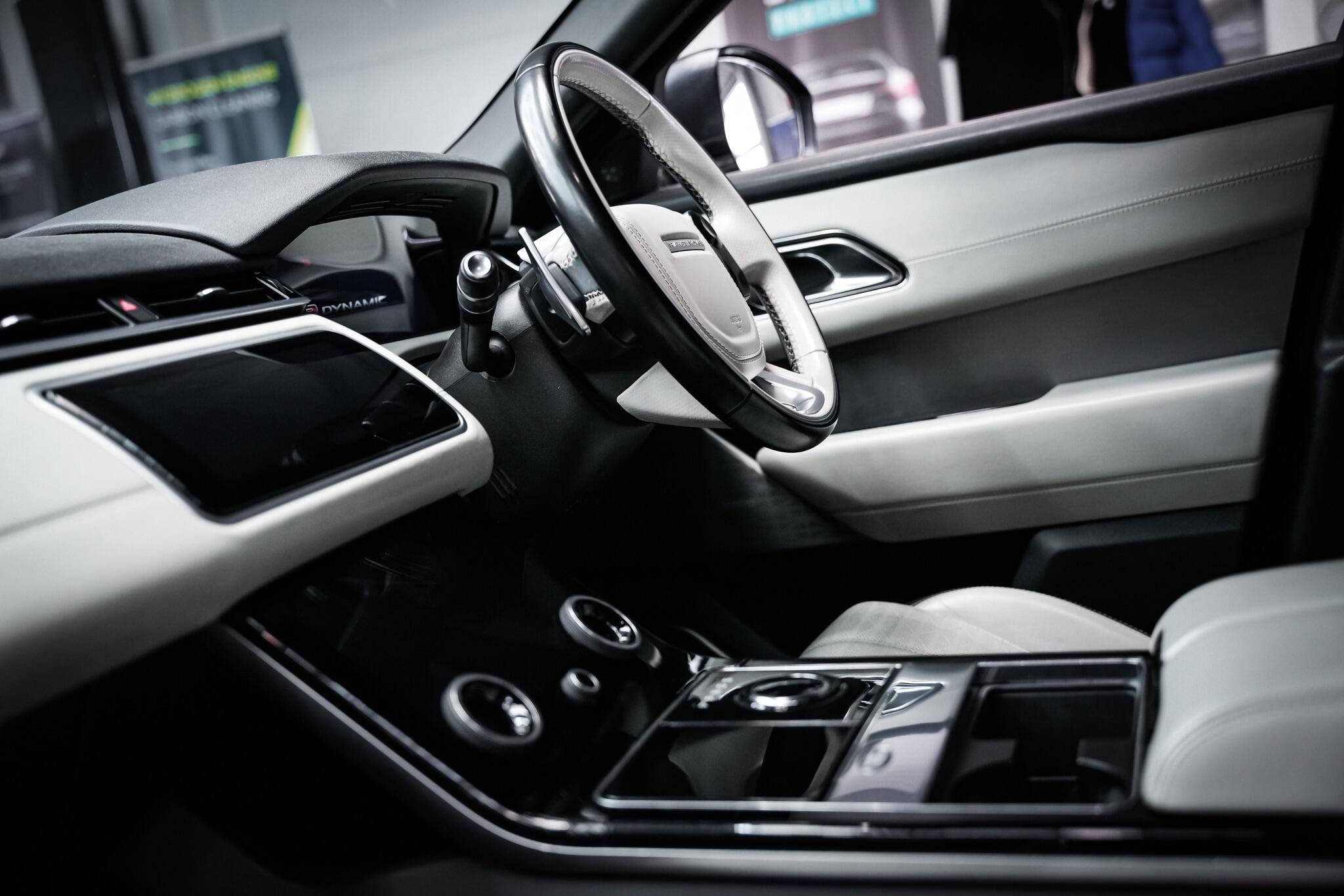 Land Rover Range Rover Velar view 3