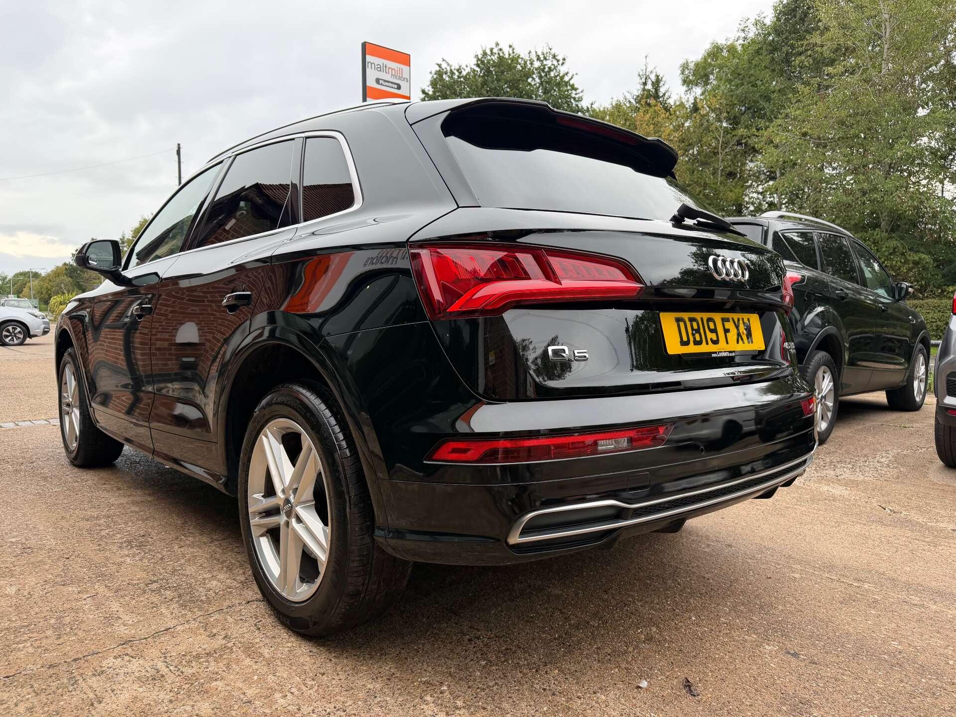 Audi Q5 view 3