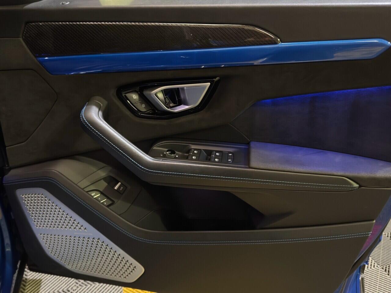 Lamborghini Urus view 9