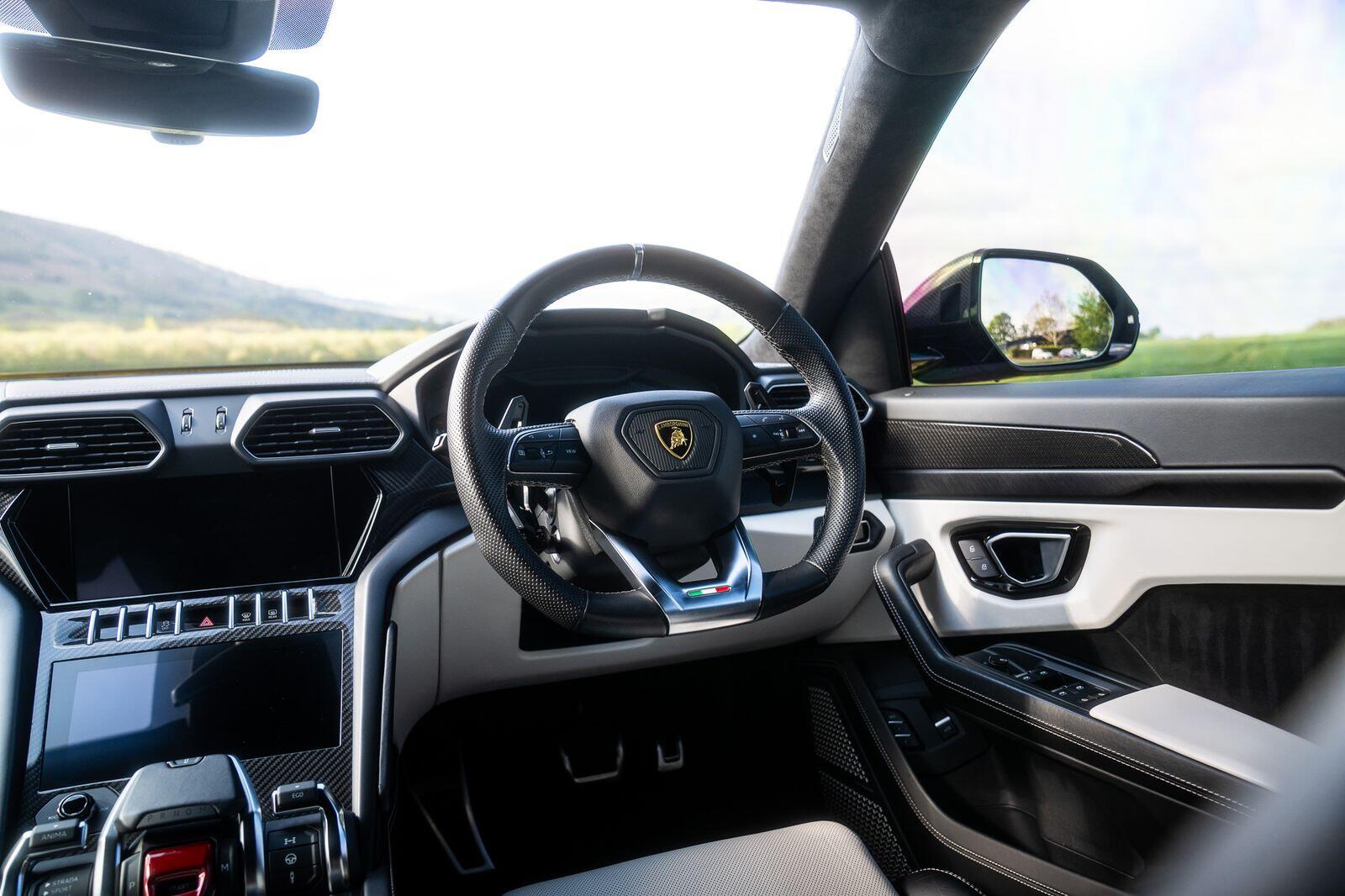 Lamborghini Urus view 49