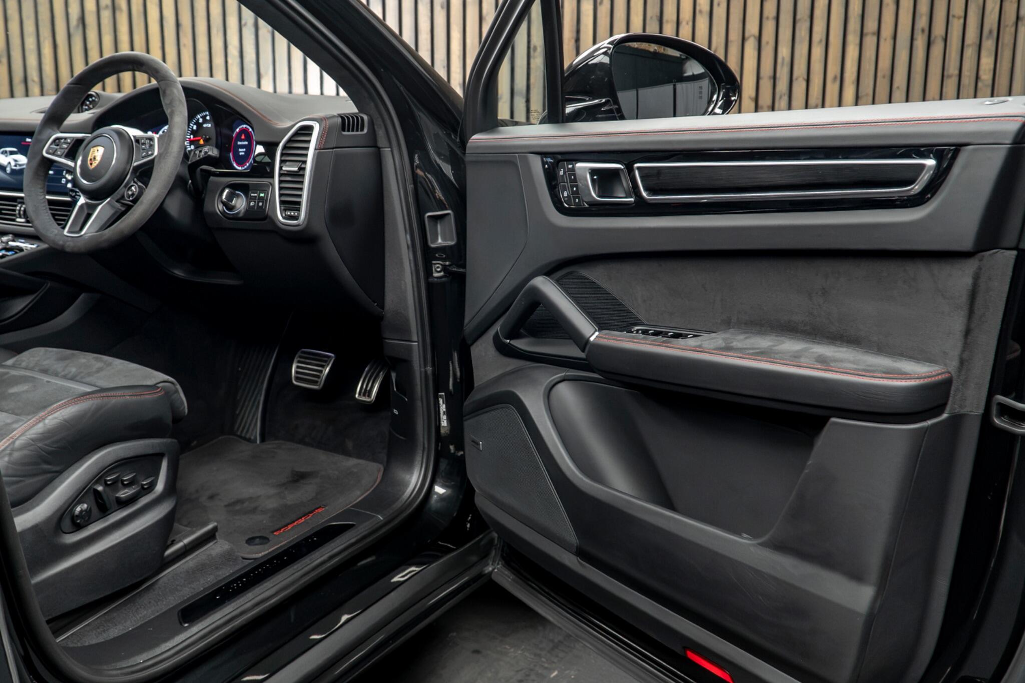 Porsche Cayenne view 31