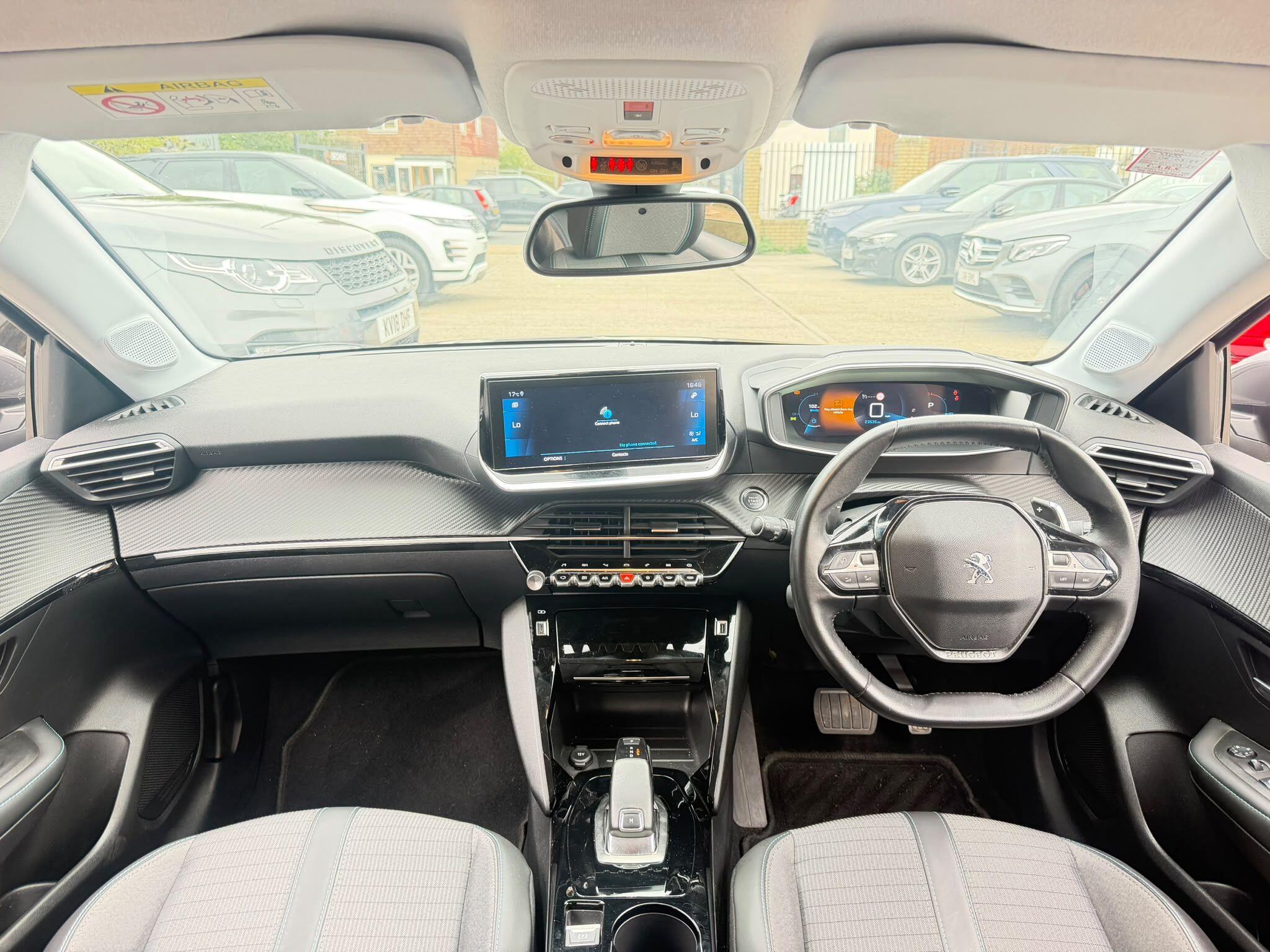 Peugeot 208 view 11