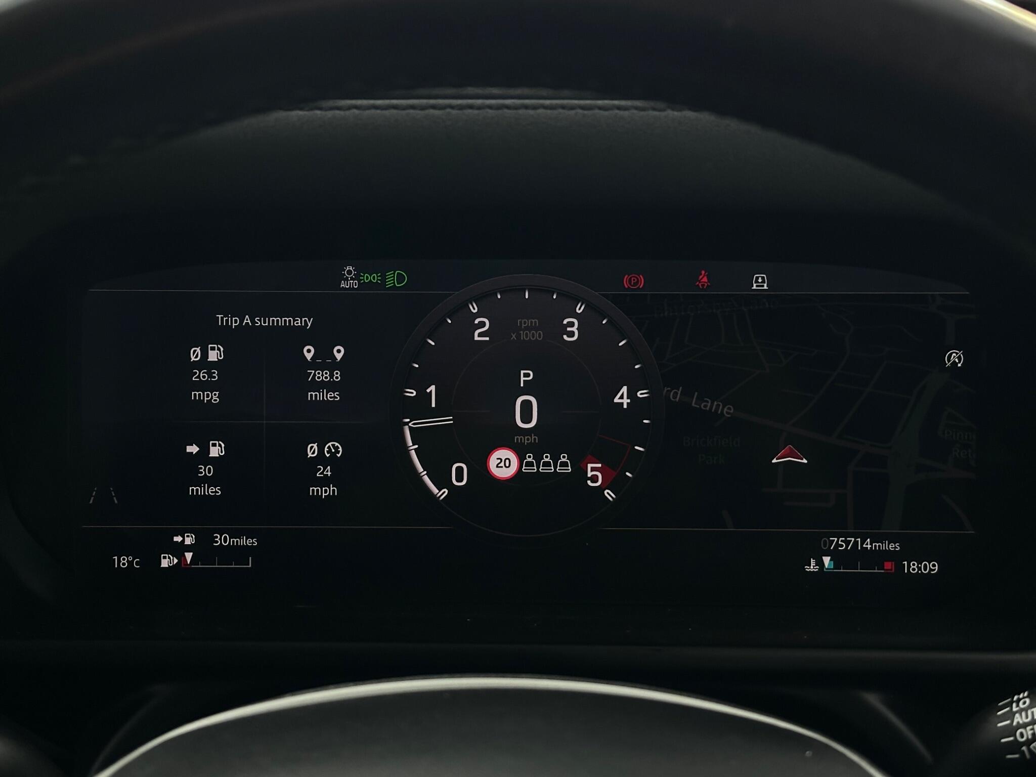 Land Rover Defender 110 view 26