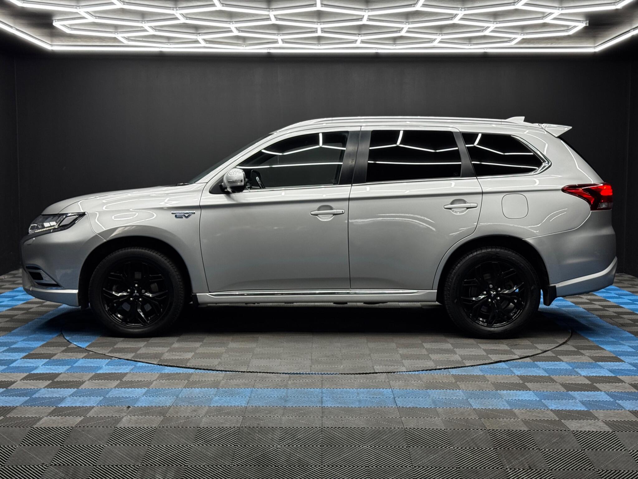 Mitsubishi Outlander view 8