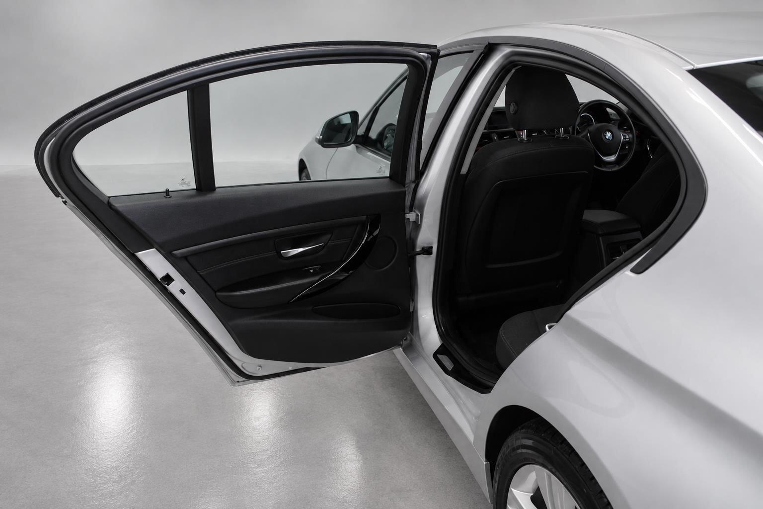 BMW 3 Series view 24
