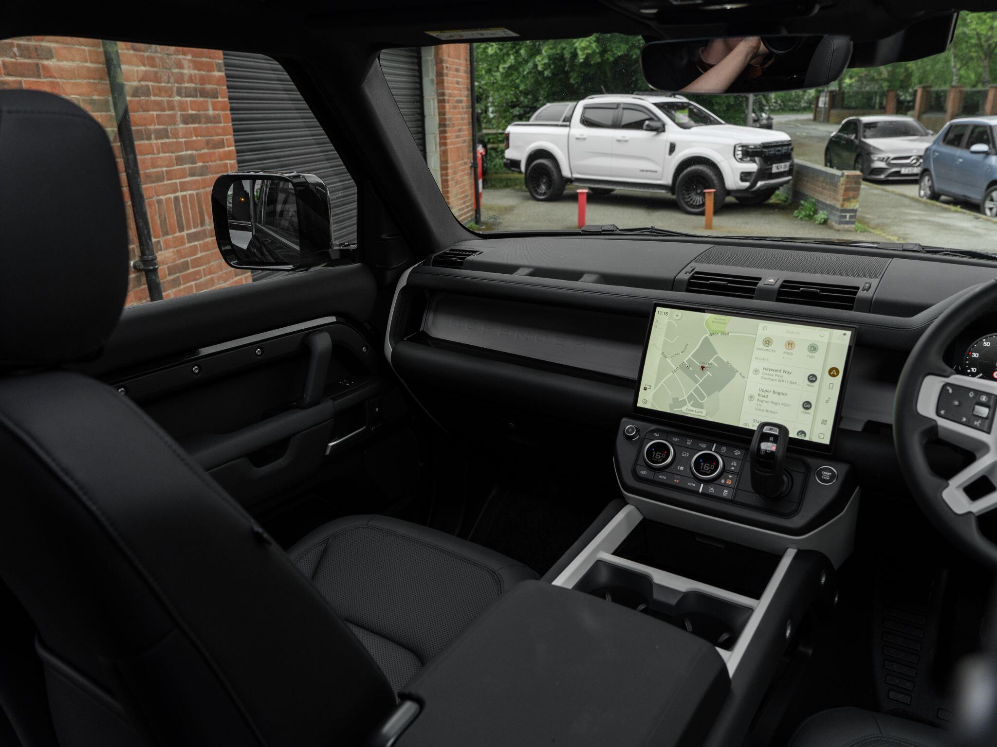Land Rover Defender 110 view 35