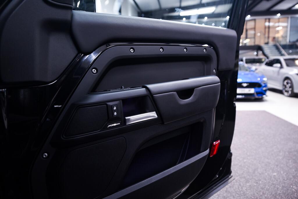 Land Rover Defender view 28
