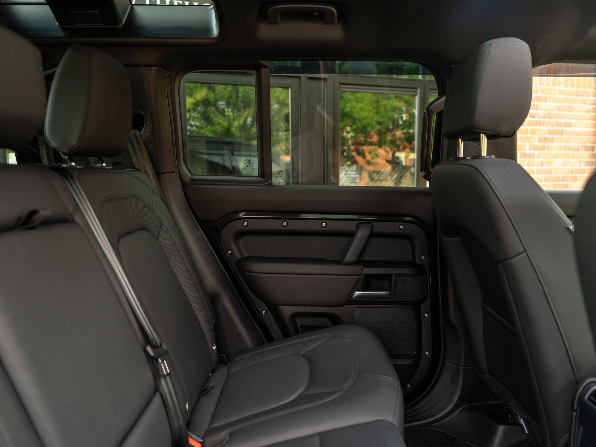 Land Rover Defender 110 view 47