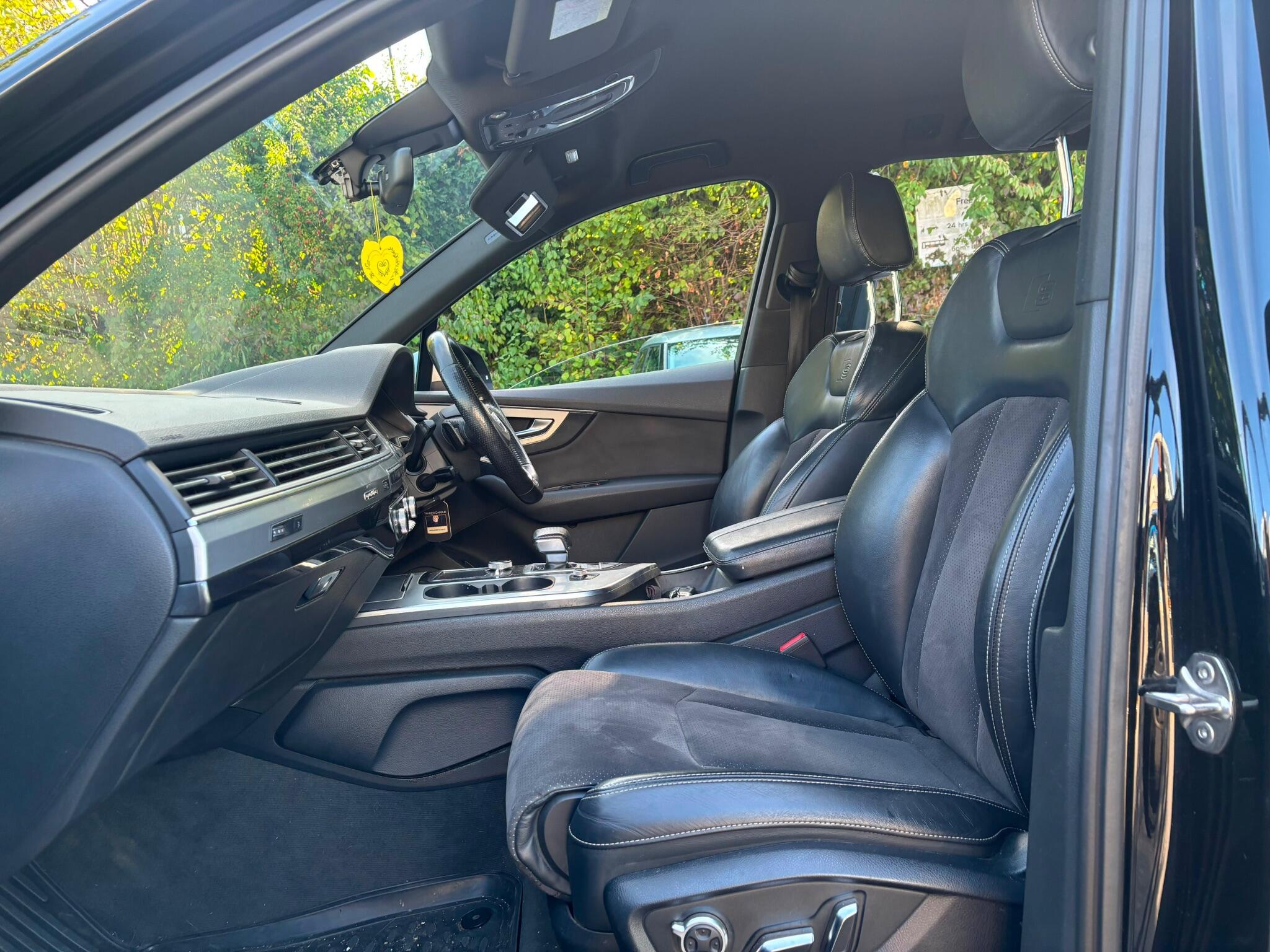 Audi Q7 view 3