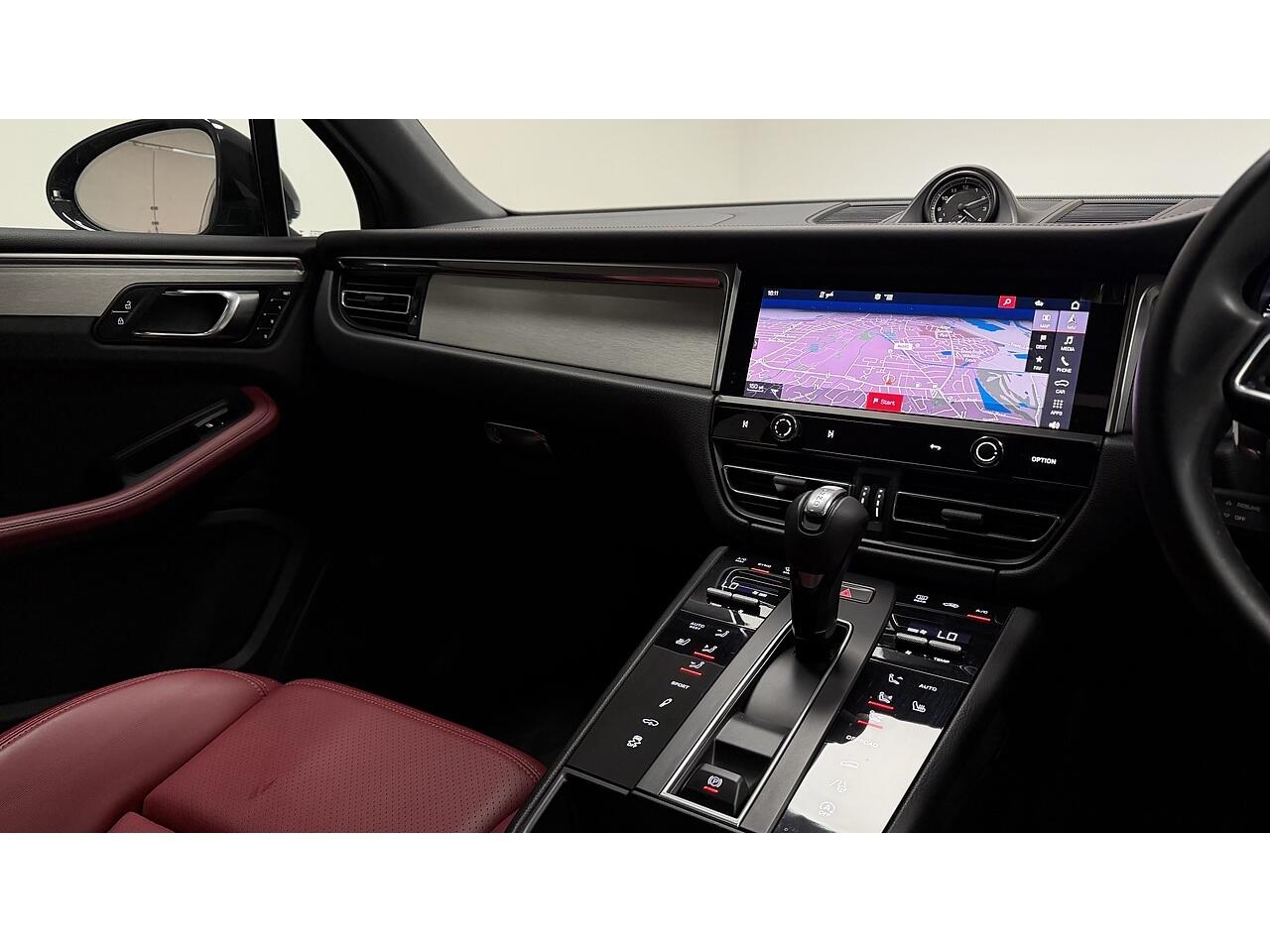 Porsche Macan view 18