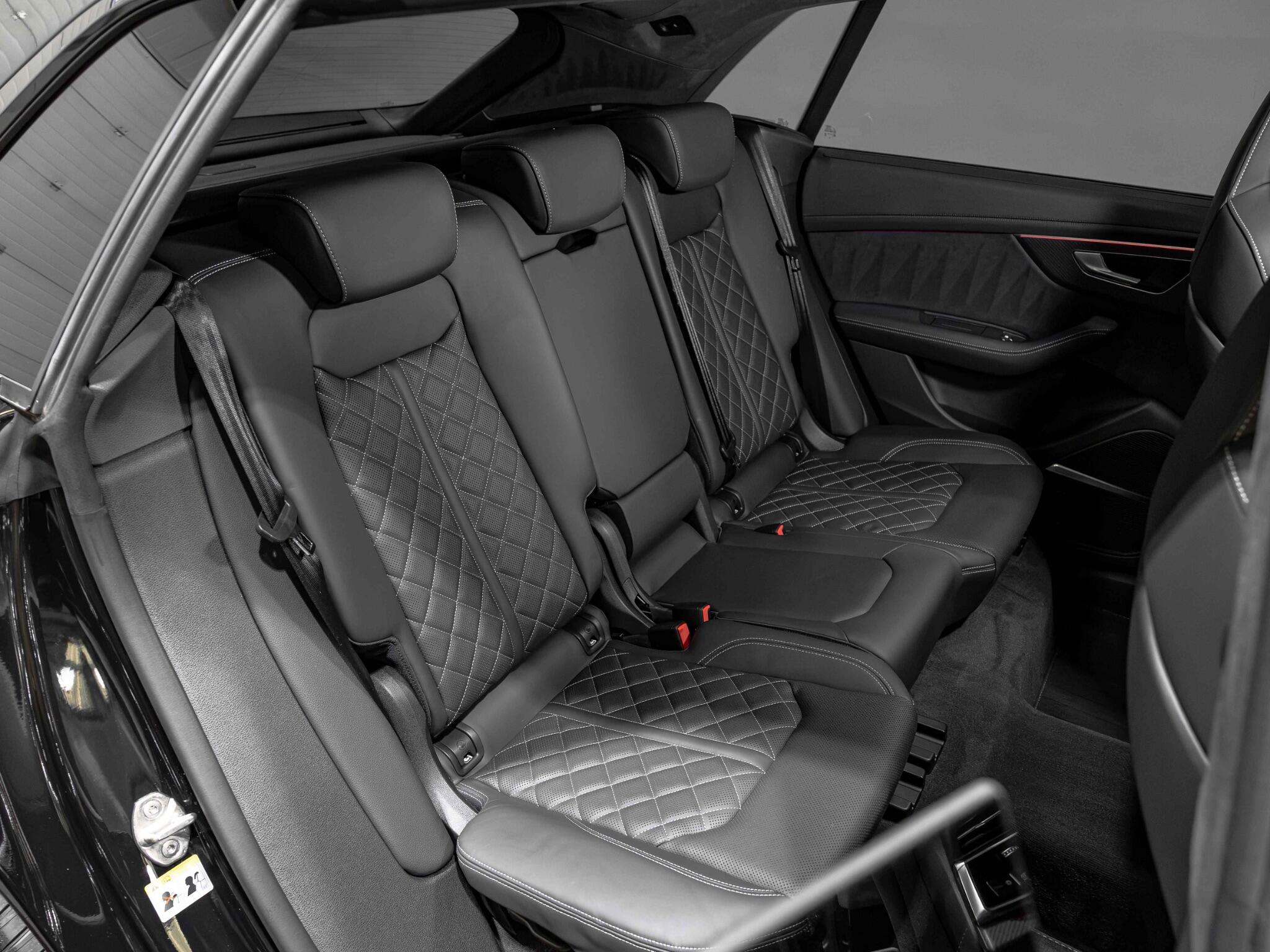 Audi SQ8 view 29