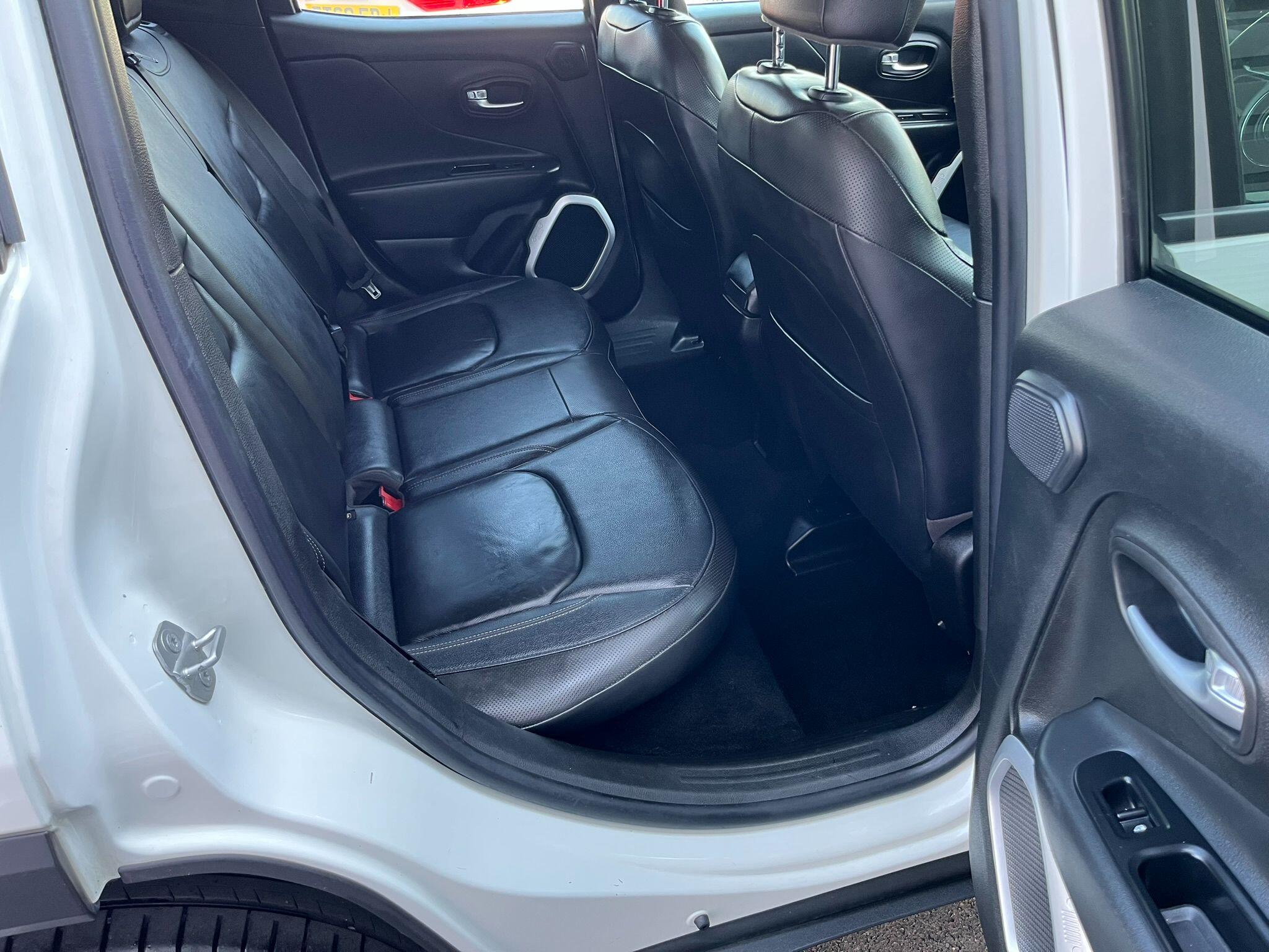 Jeep Renegade view 39