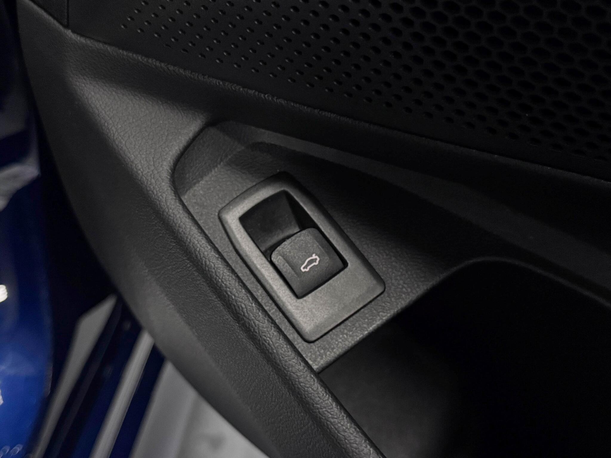 BMW 3 Series view 18