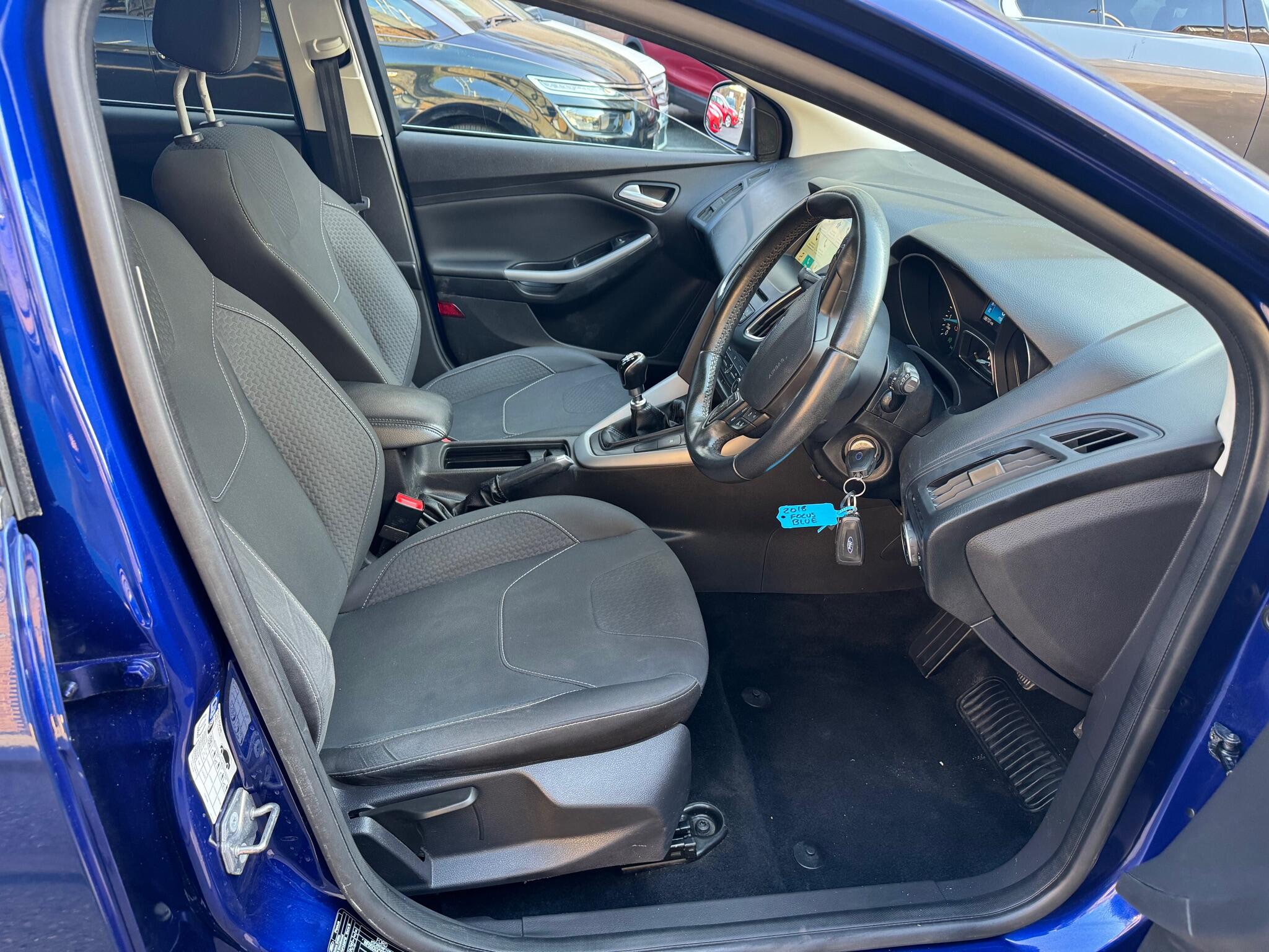 Ford Focus view 12