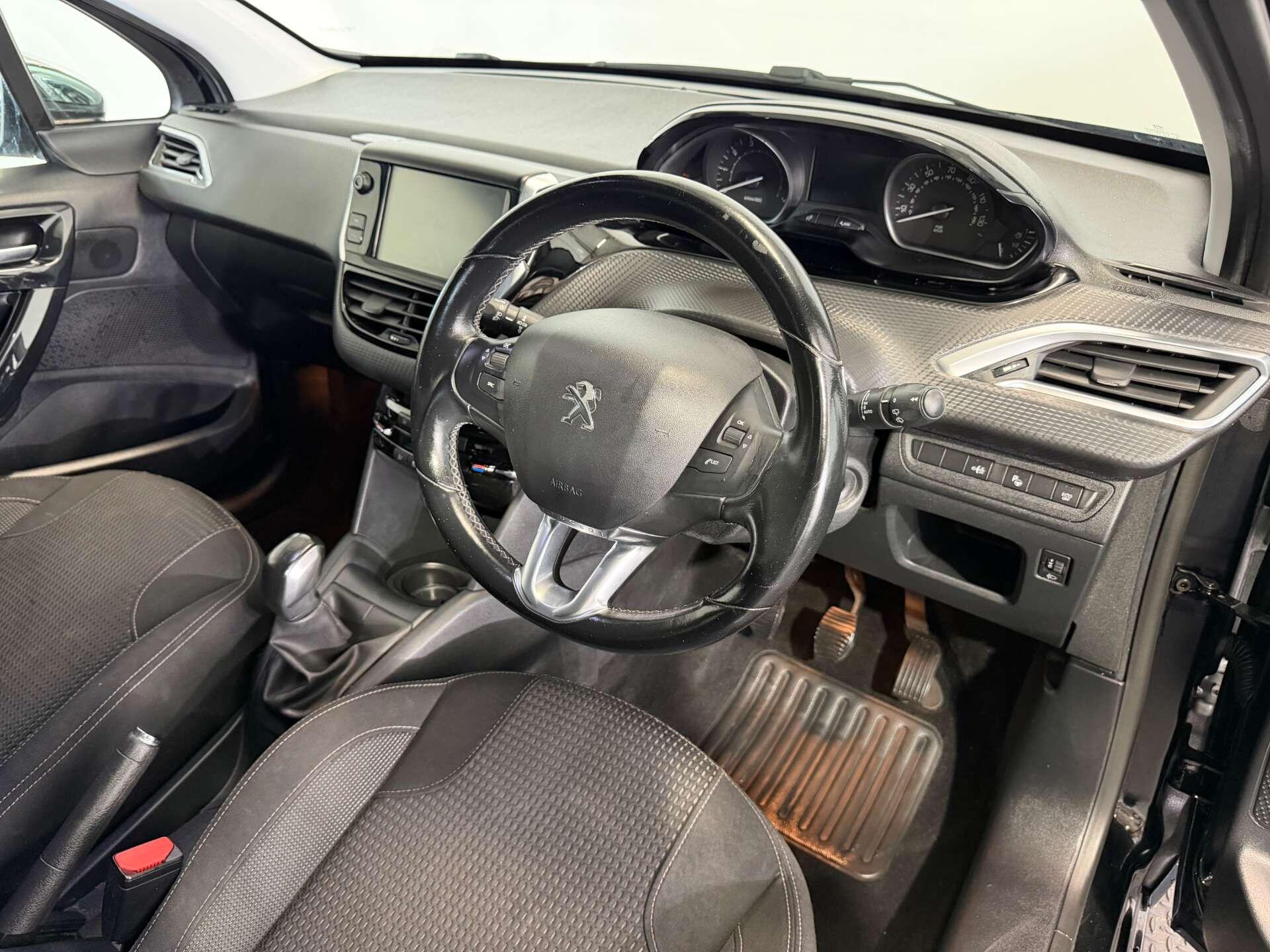 Peugeot 208 view 13