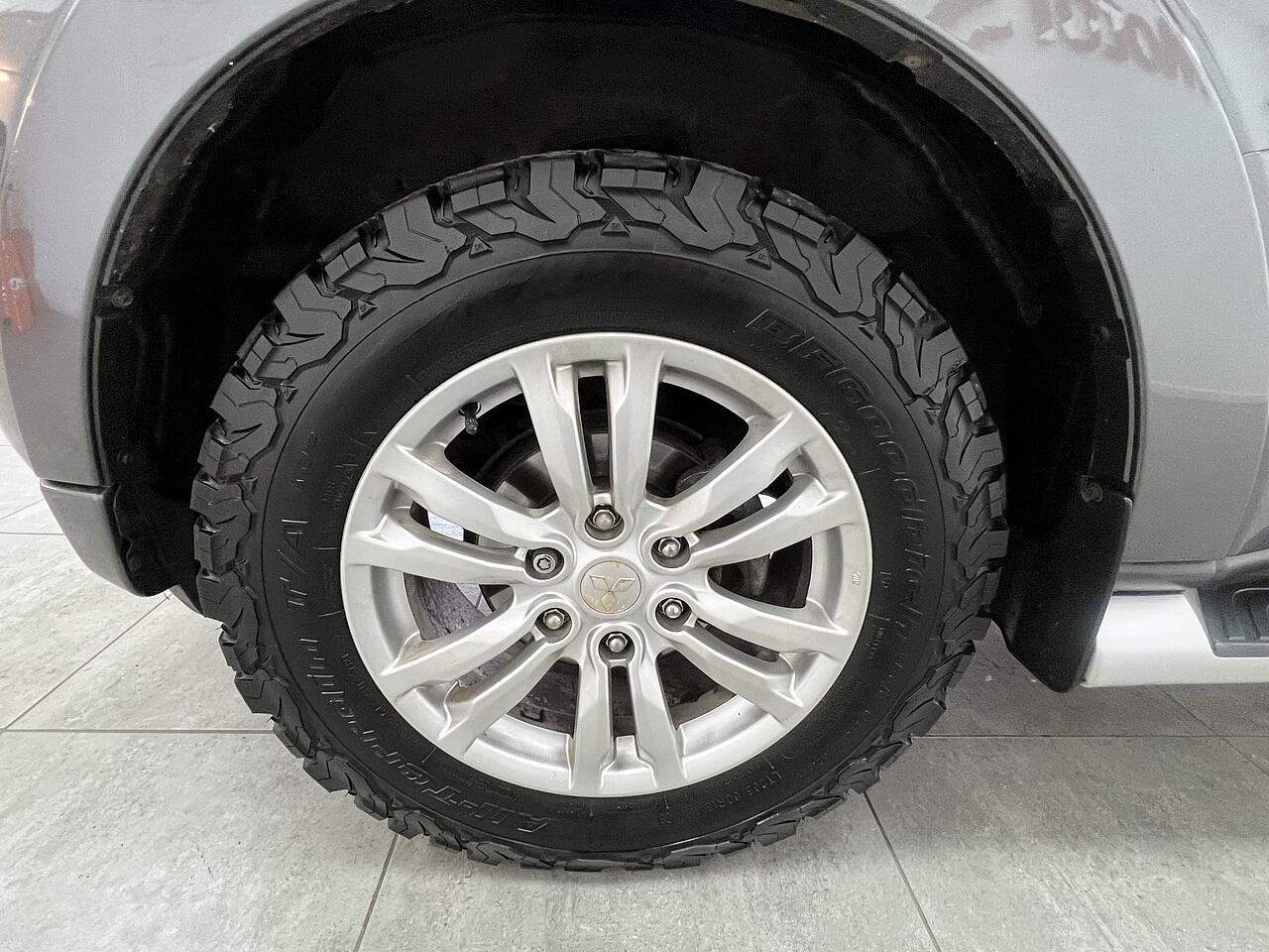 Mitsubishi Shogun view 17