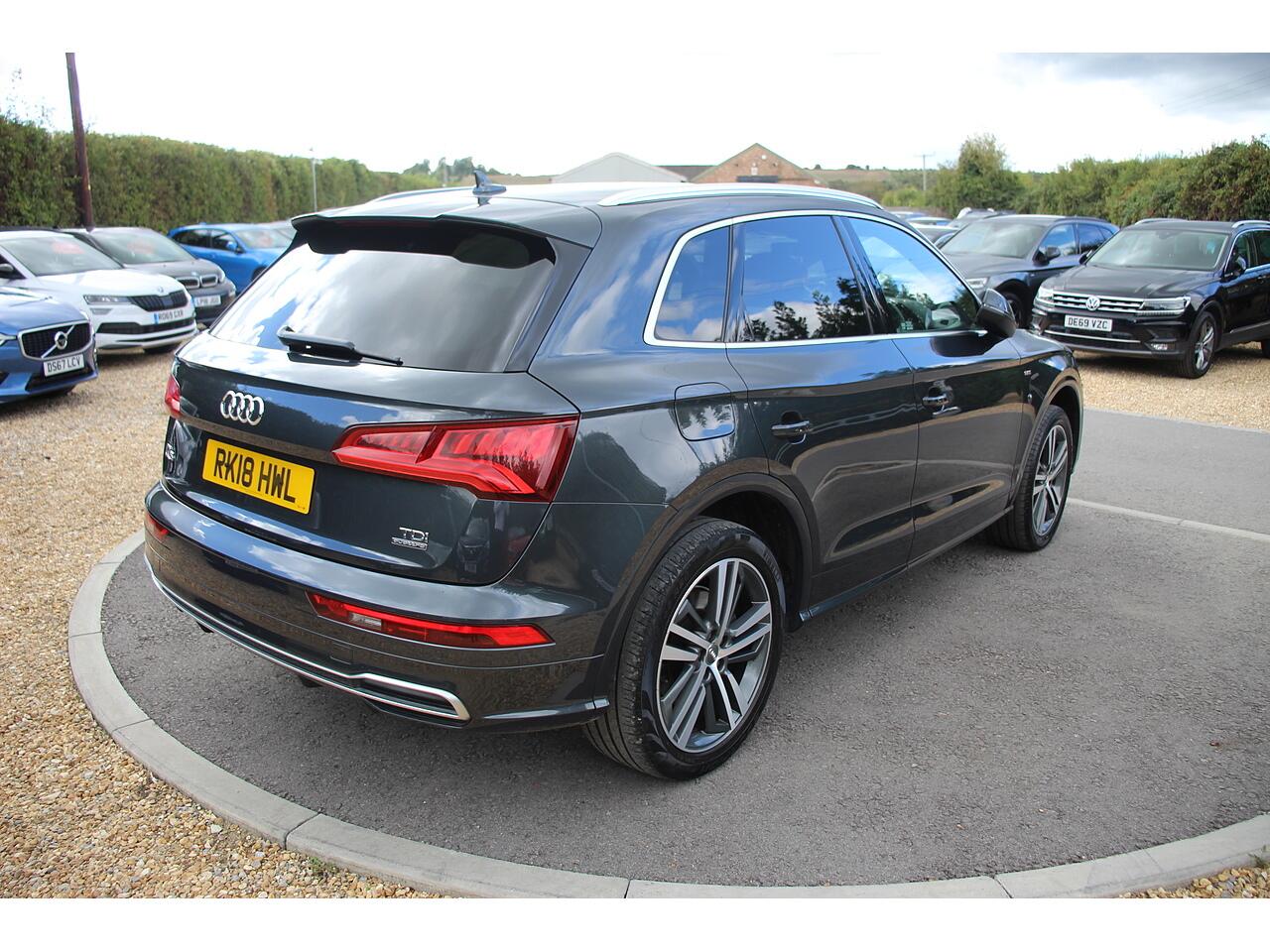 Audi Q5 view 11