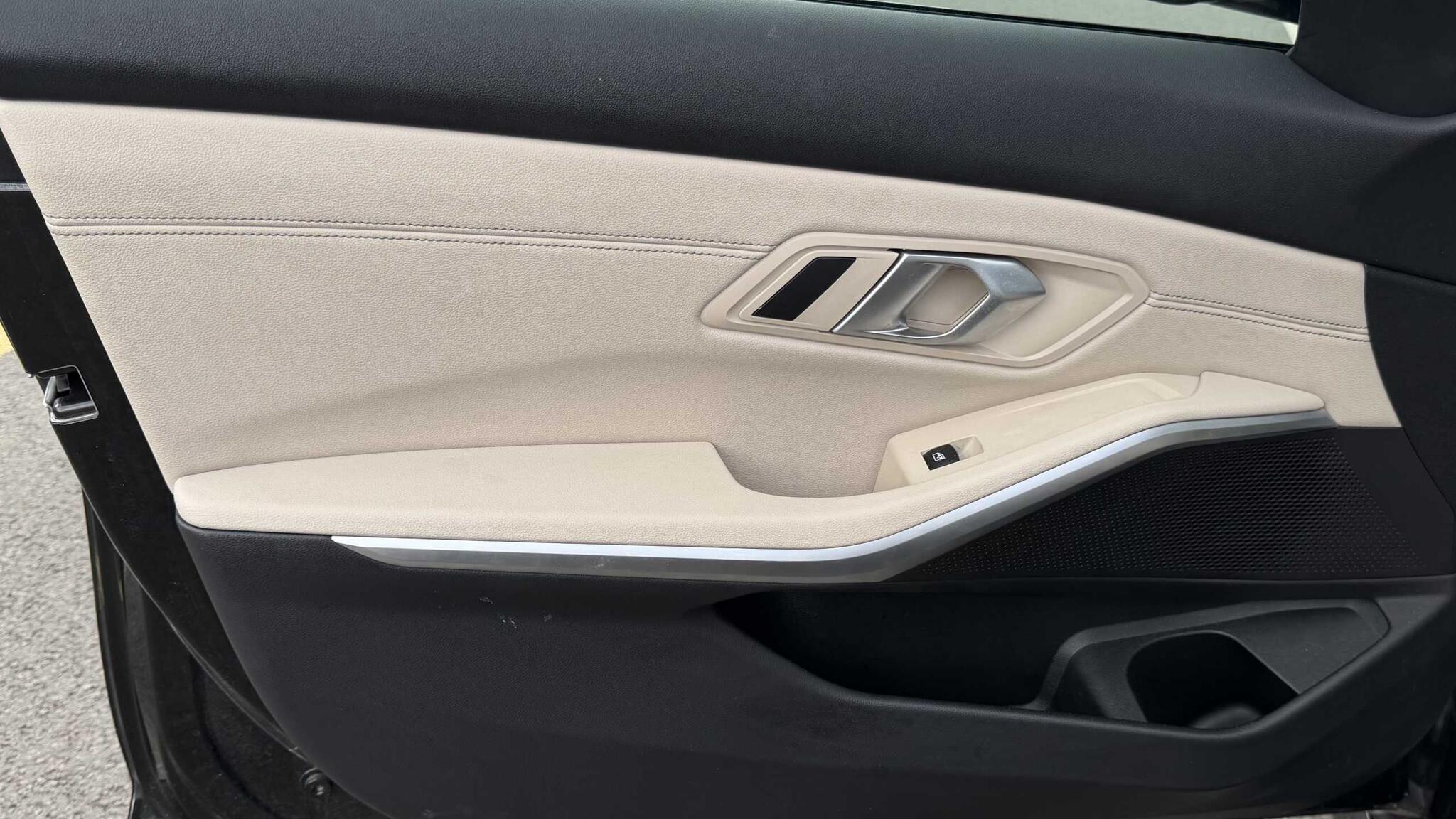 BMW 3 Series view 22