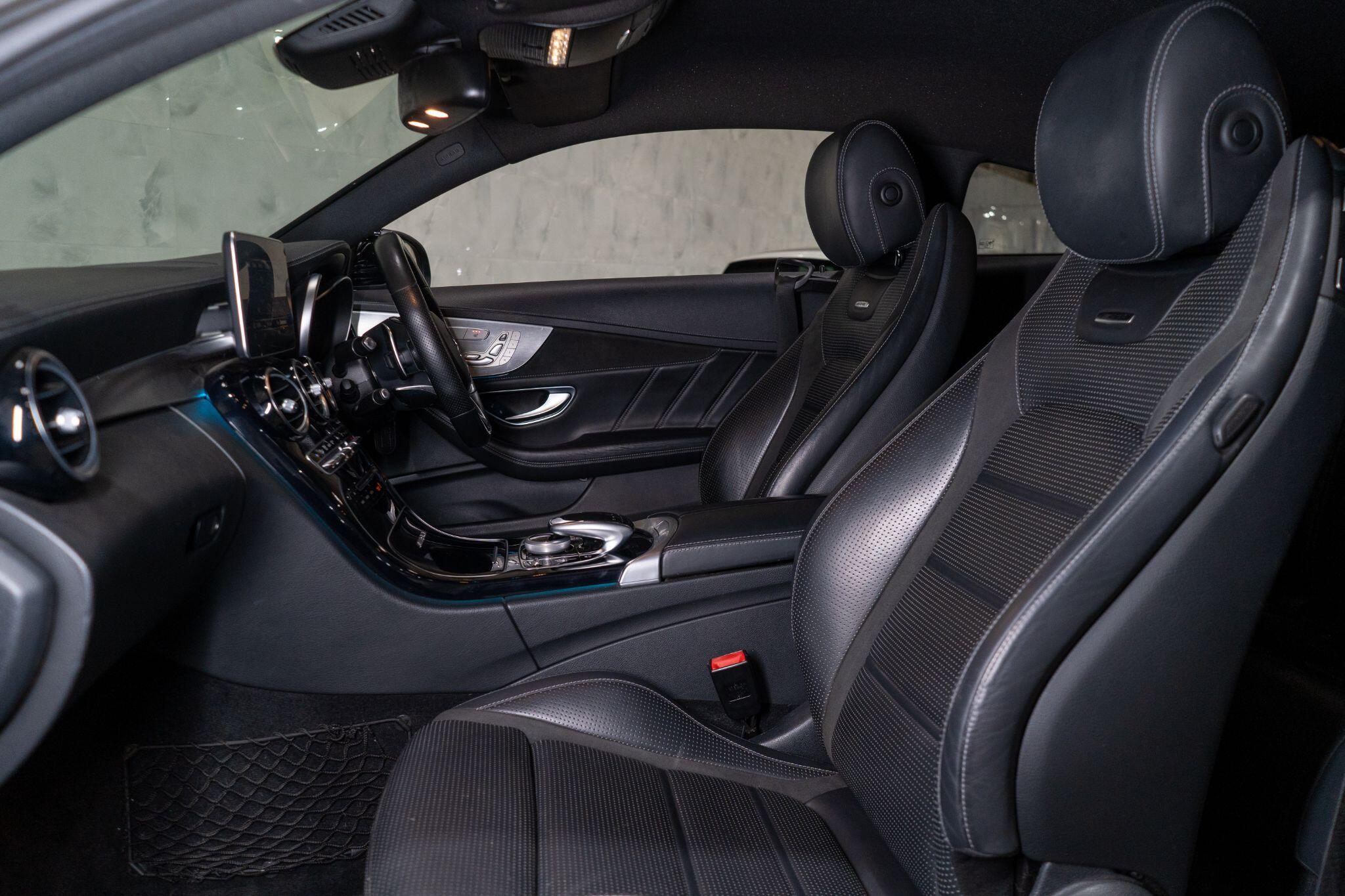 Mercedes-Benz C-Class view 32