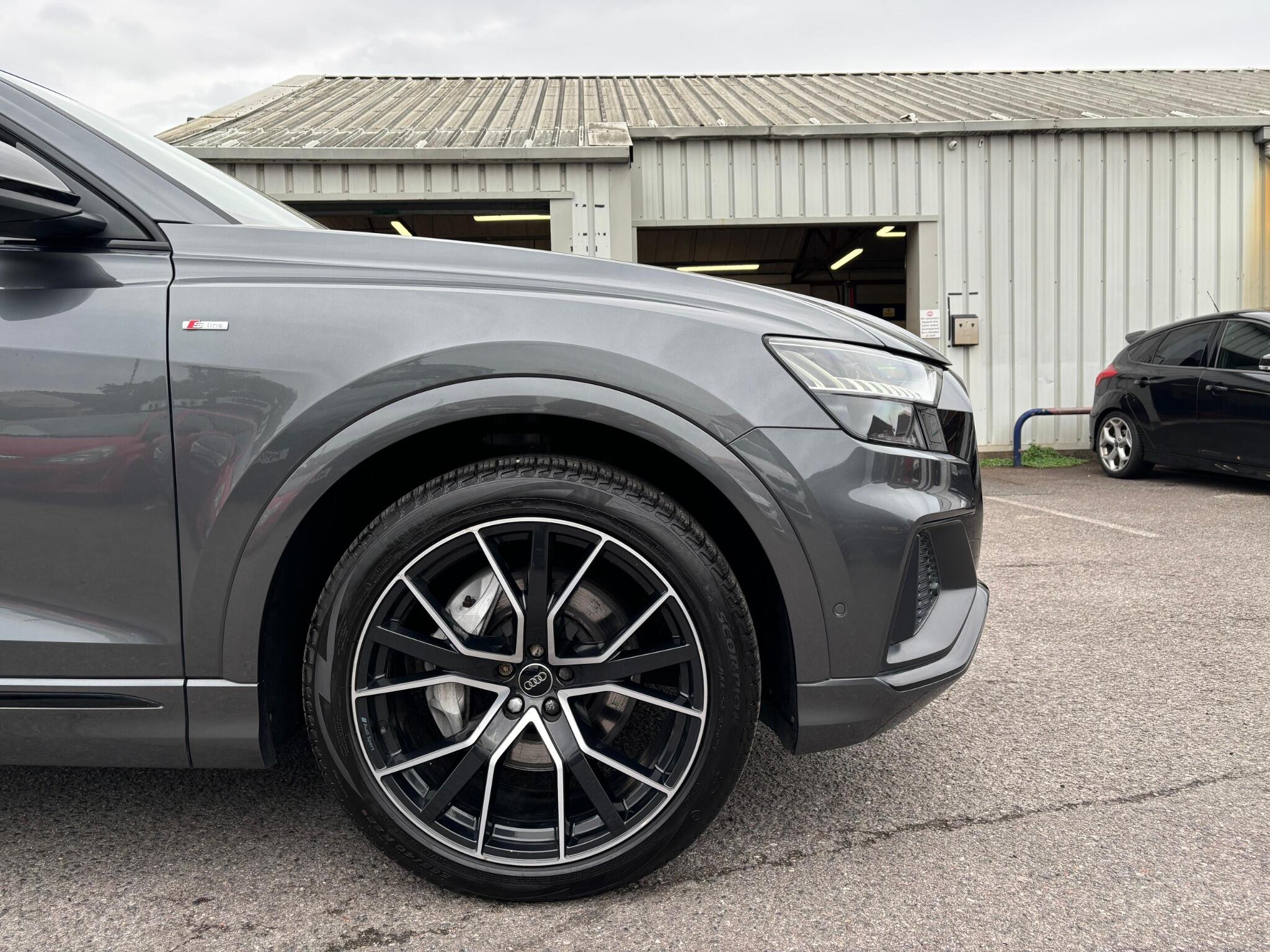 Audi Q8 view 40