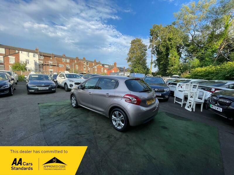2013 Peugeot 208 image 24