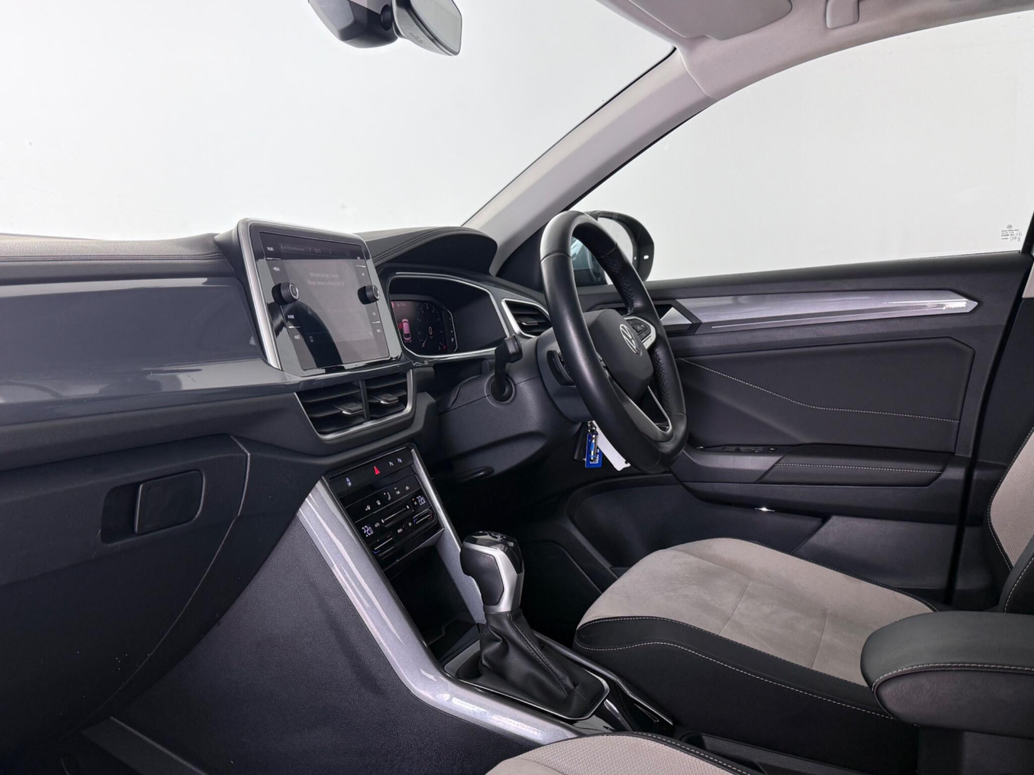 Volkswagen T-Roc view 4
