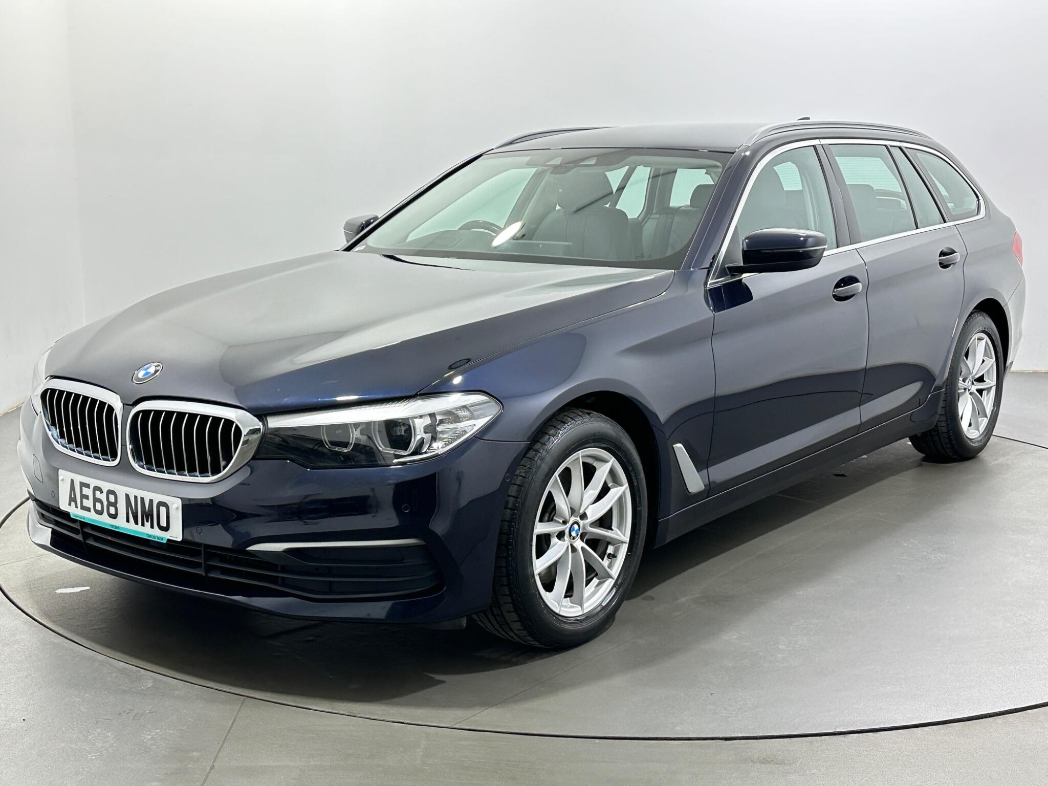 BMW 5 Series view 4