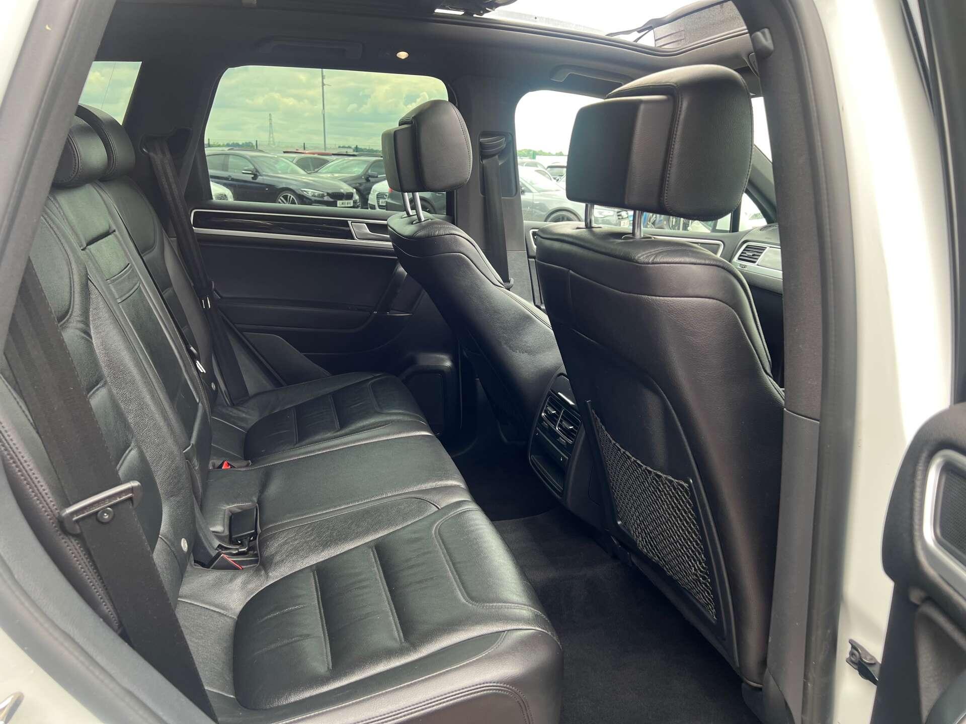 Volkswagen Touareg view 29