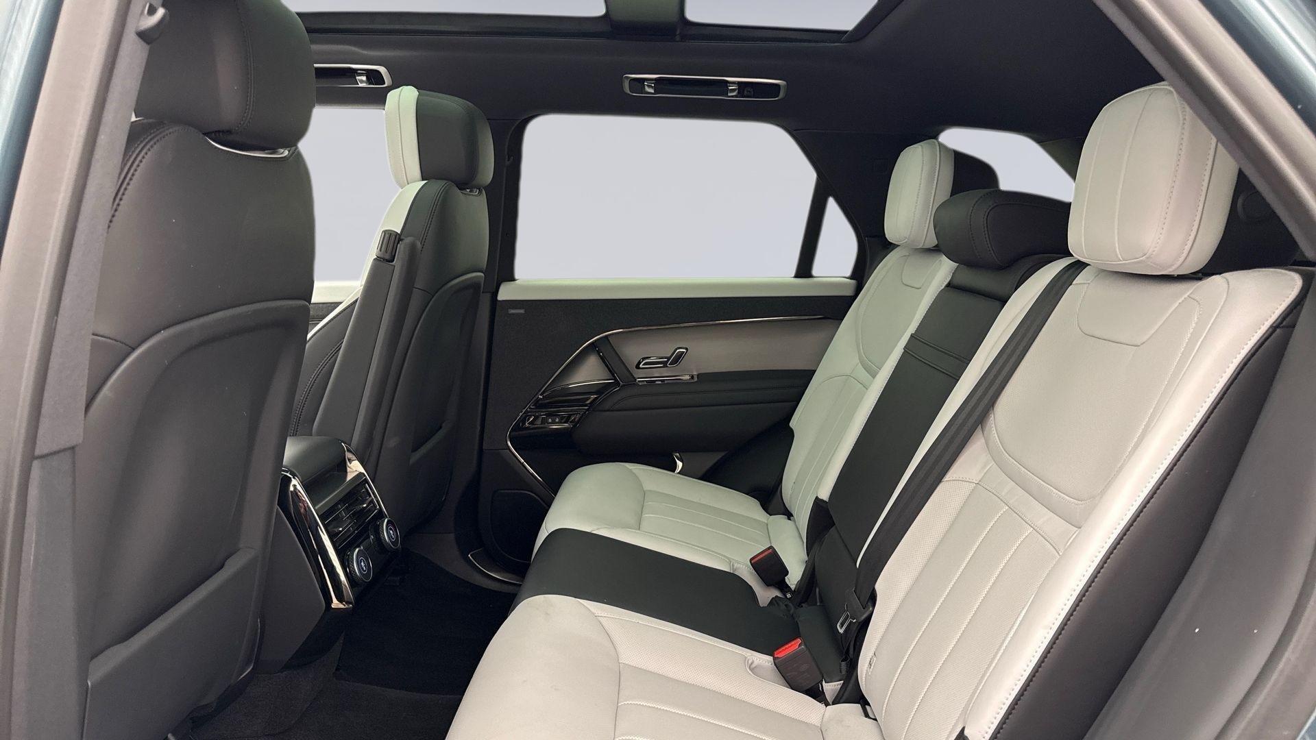 Land Rover Range Rover Sport view 4
