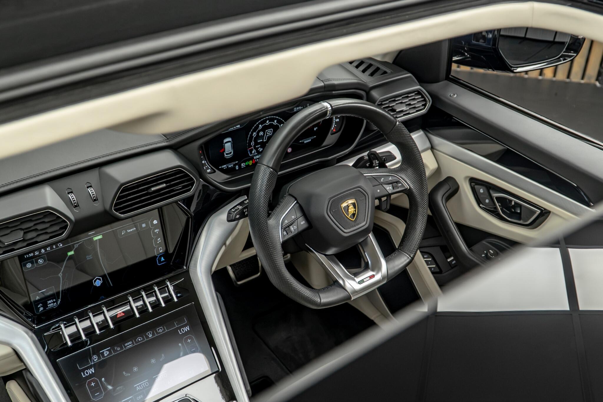 Lamborghini Urus view 42