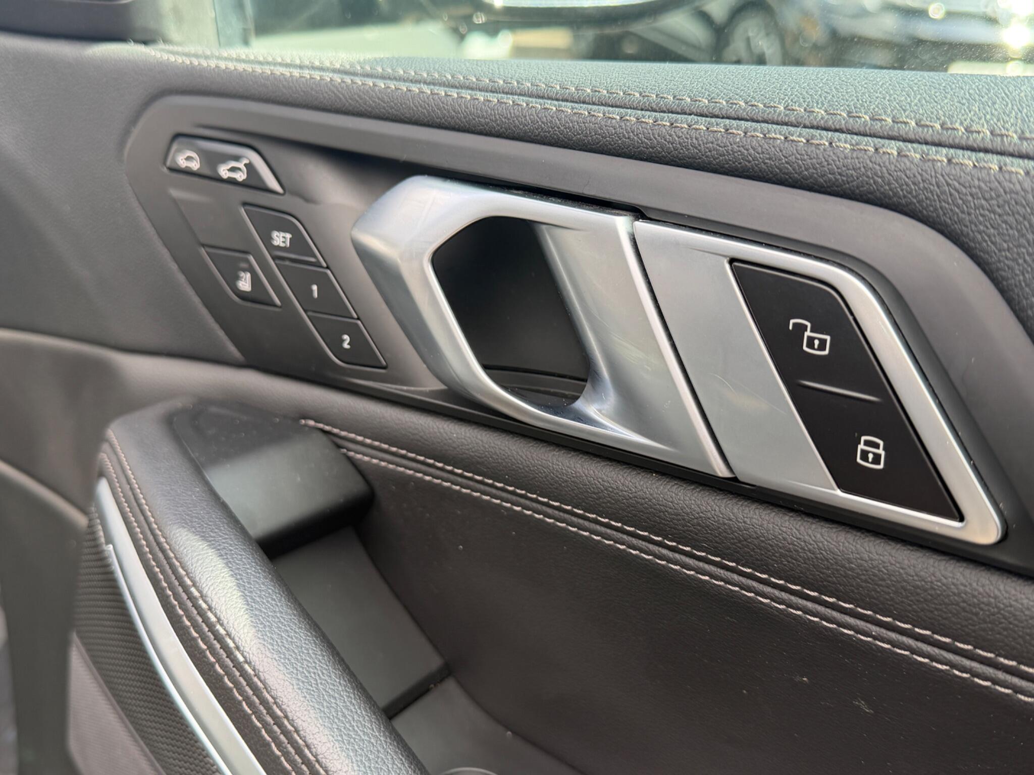 BMW X6 view 10