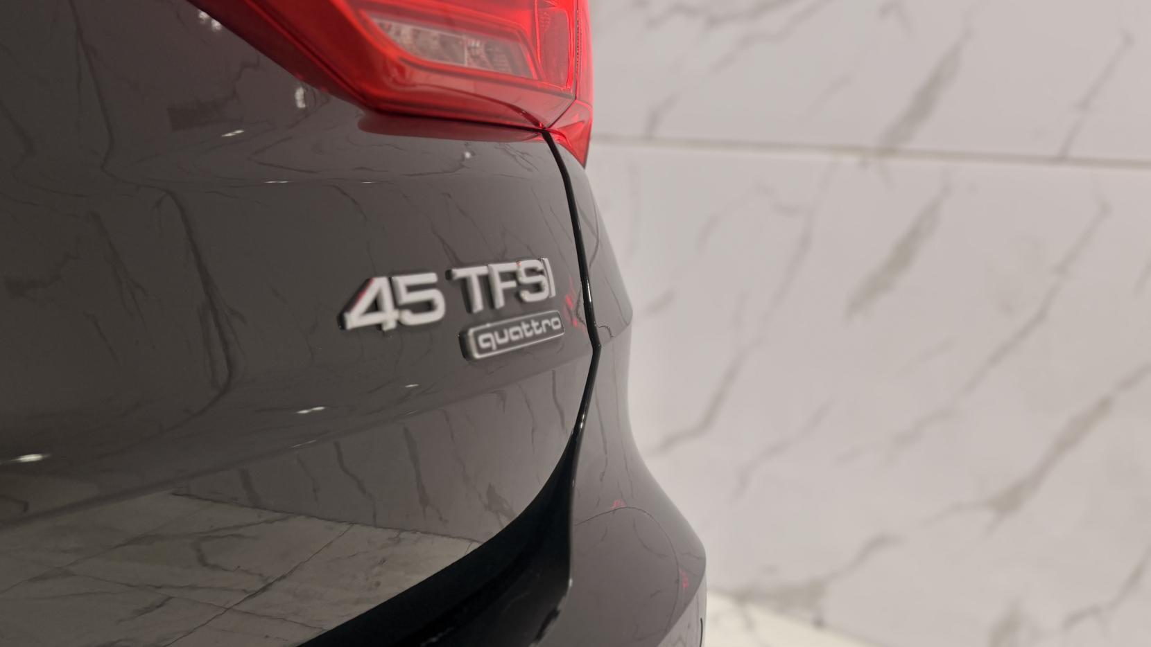 Audi Q3 view 32