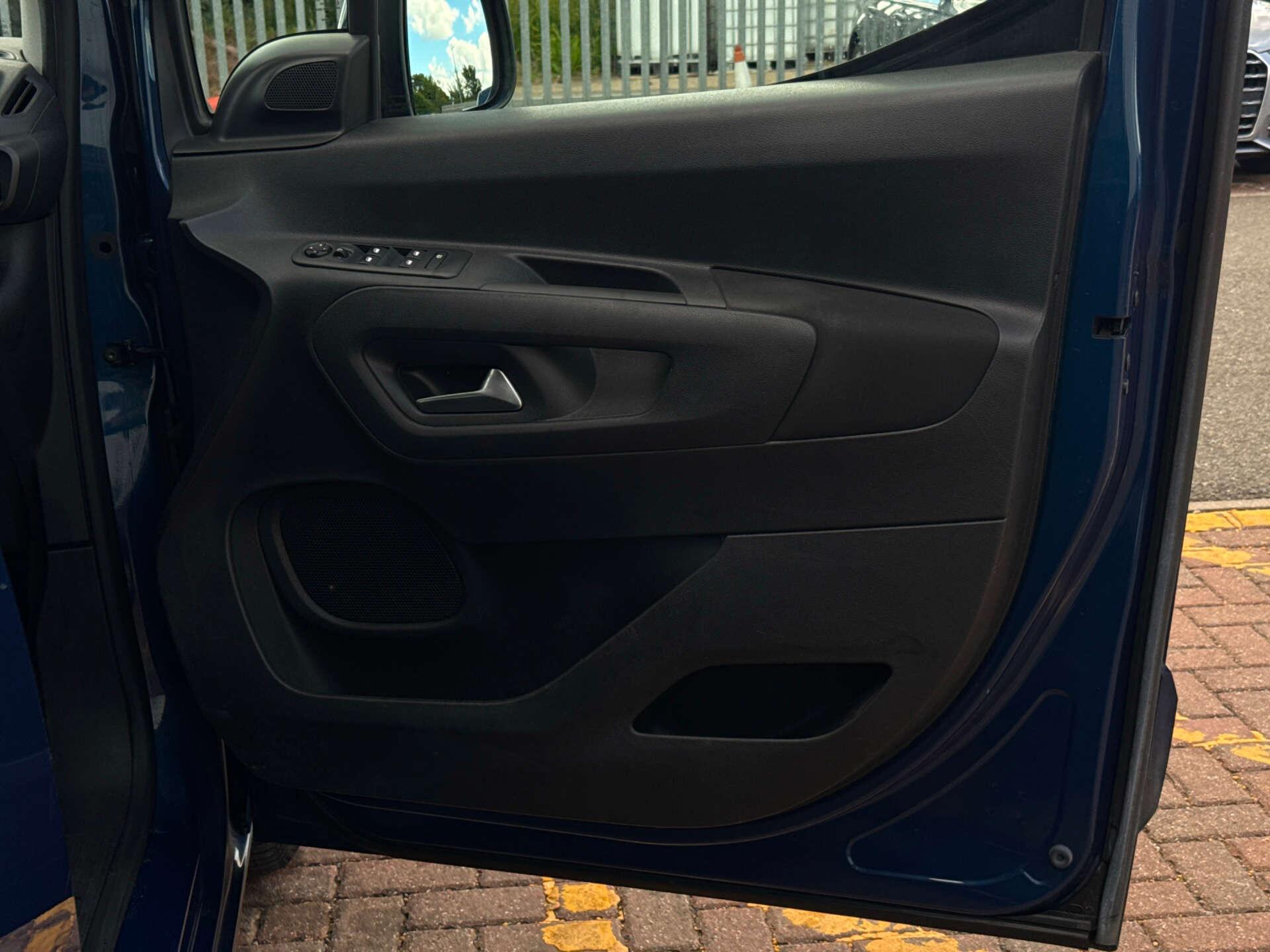 Vauxhall Combo Life view 23