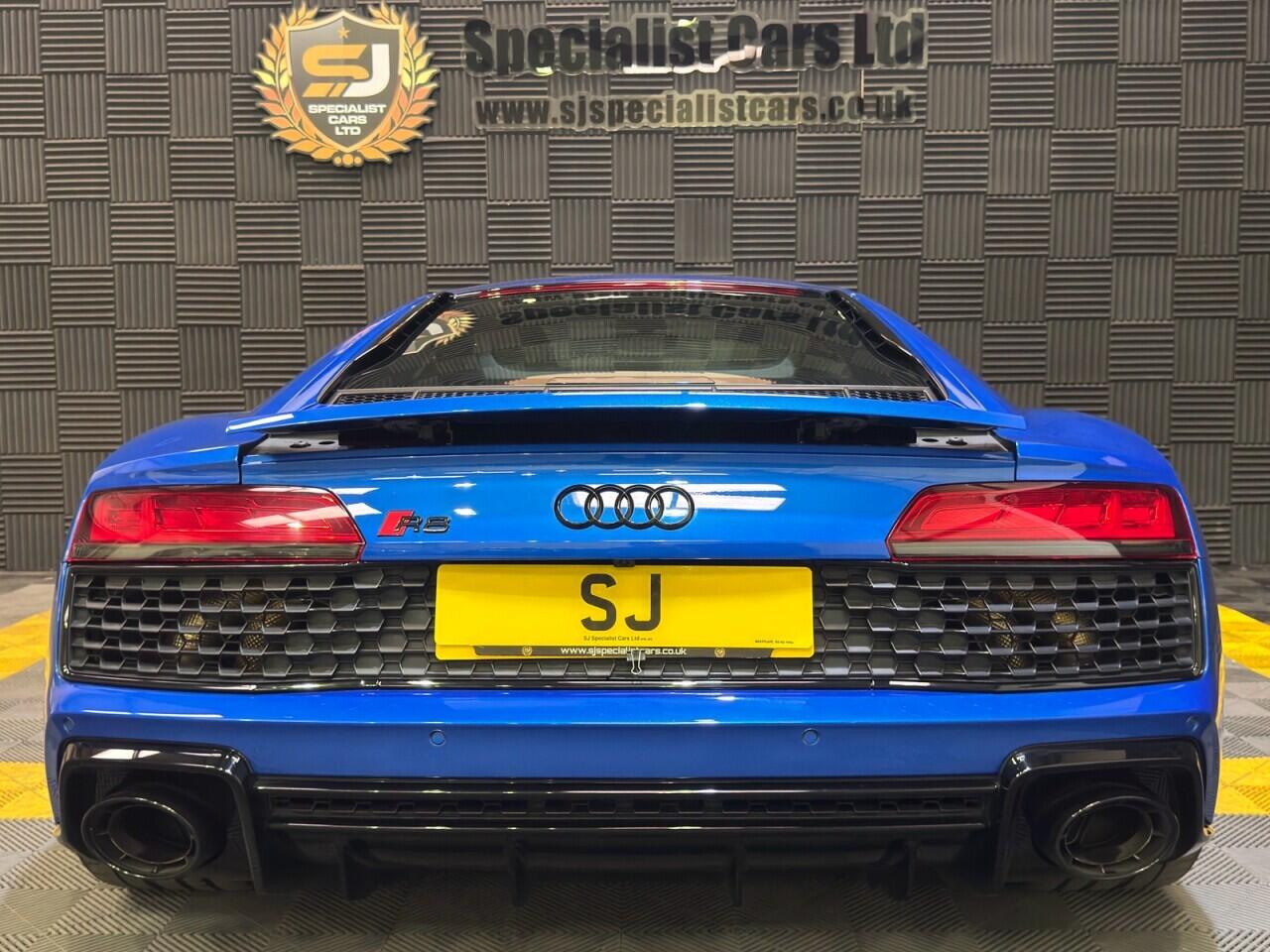 Audi R8 view 3