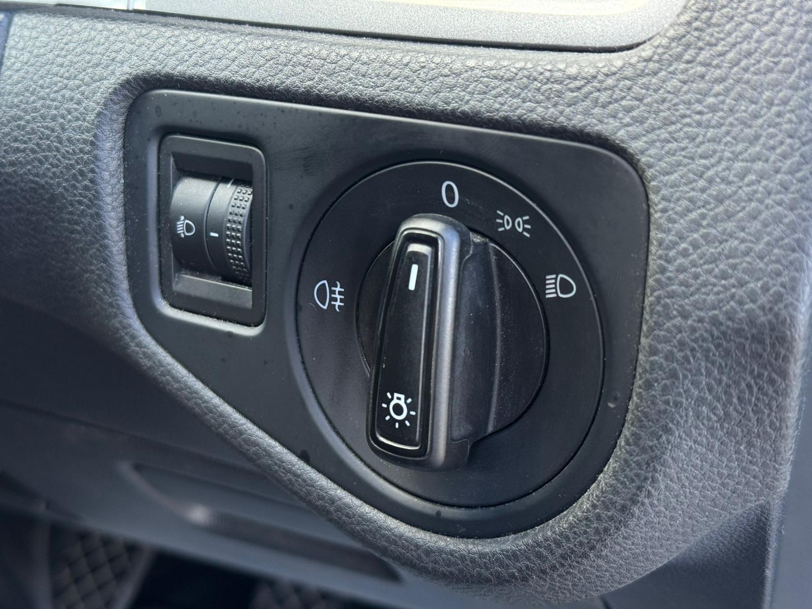 2014 Volkswagen Golf image 14