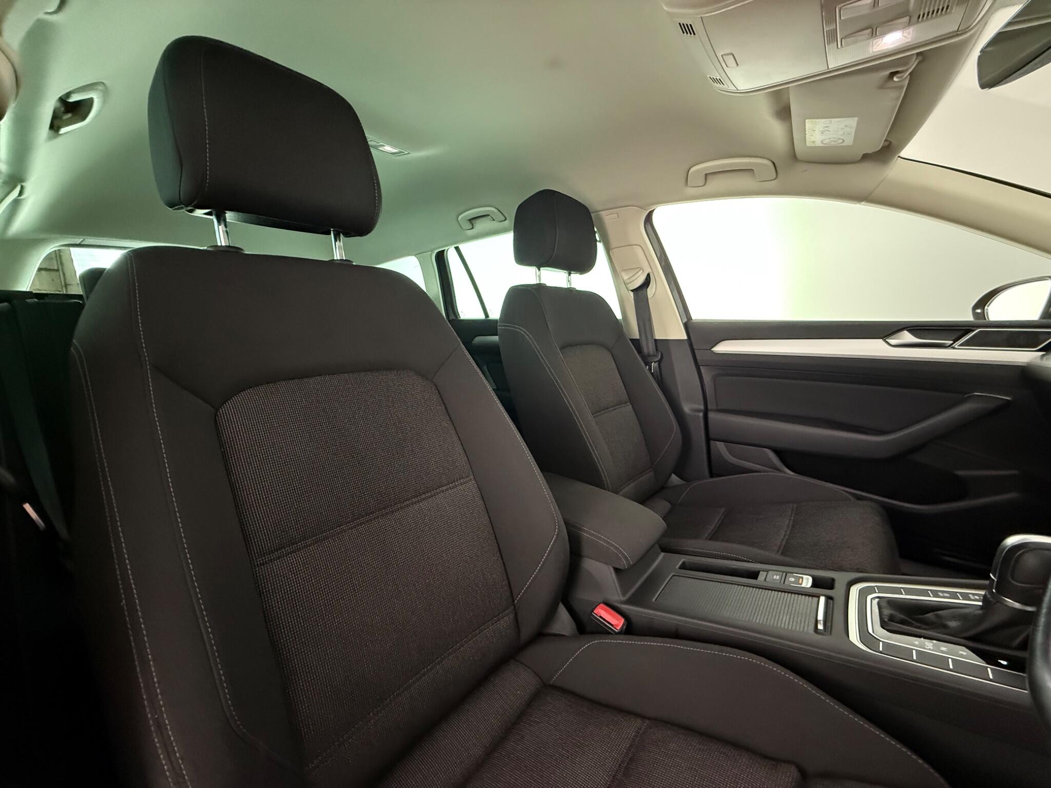 Volkswagen Passat view 29