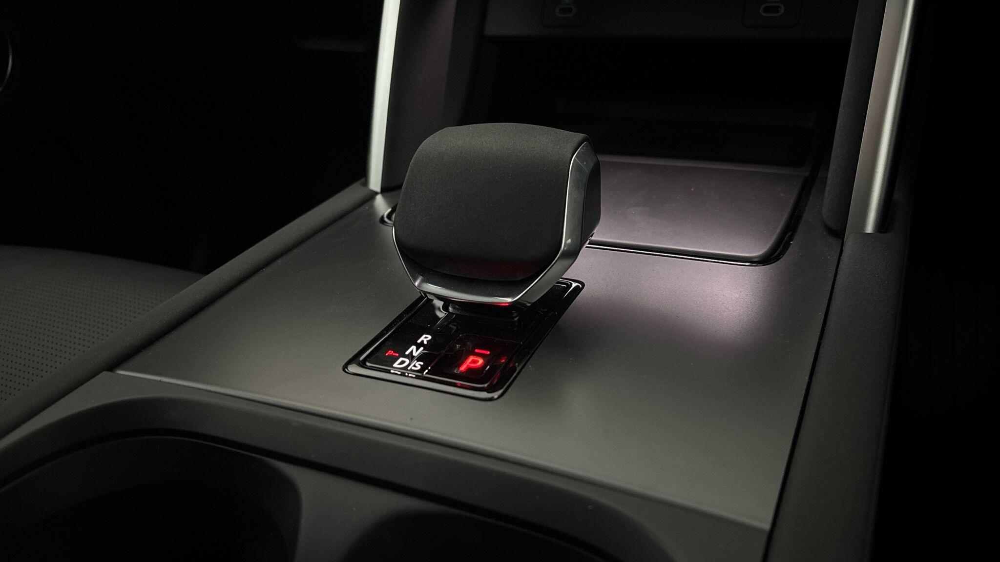 Land Rover Discovery Sport view 13