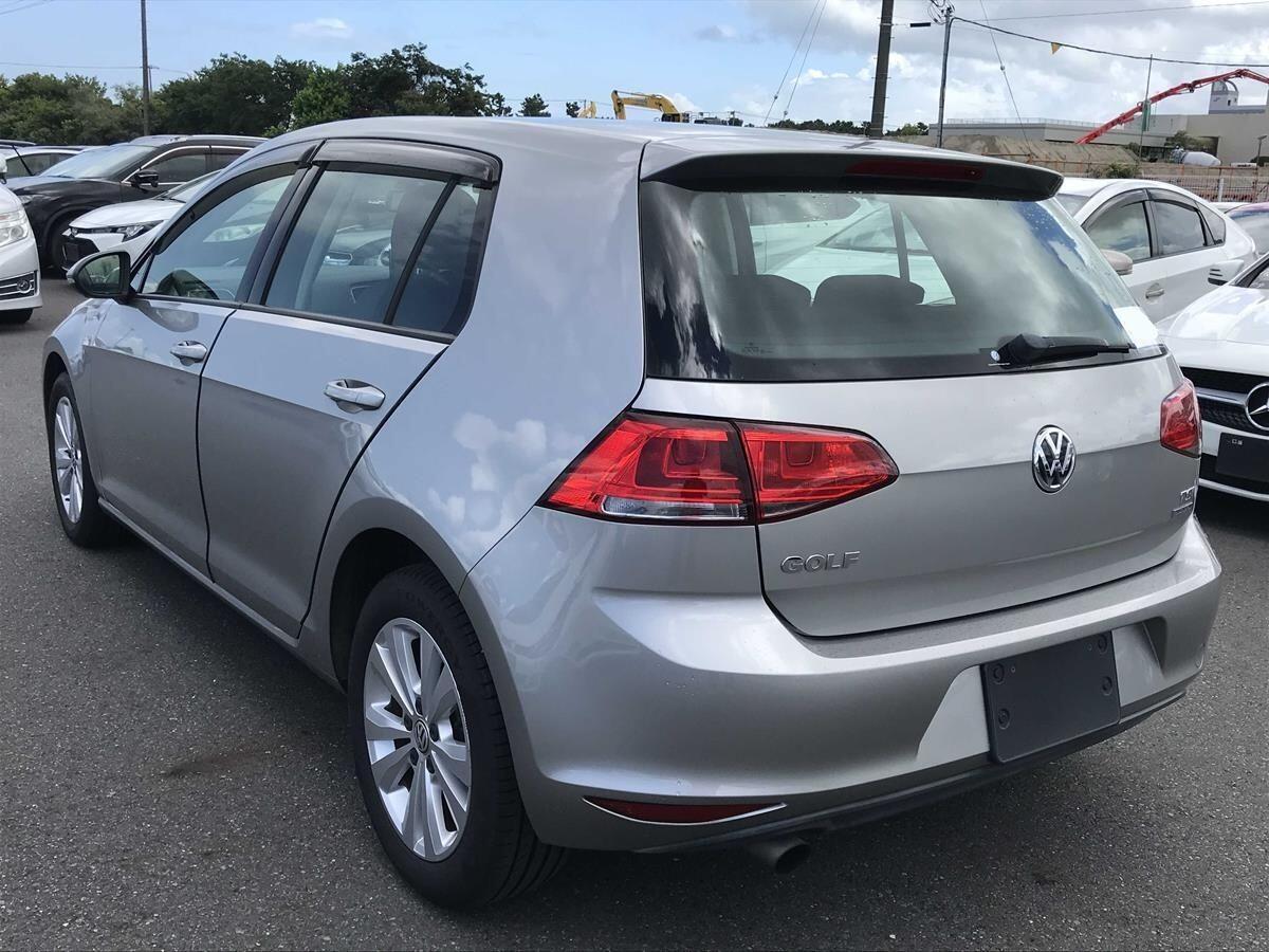 Volkswagen Golf view 3
