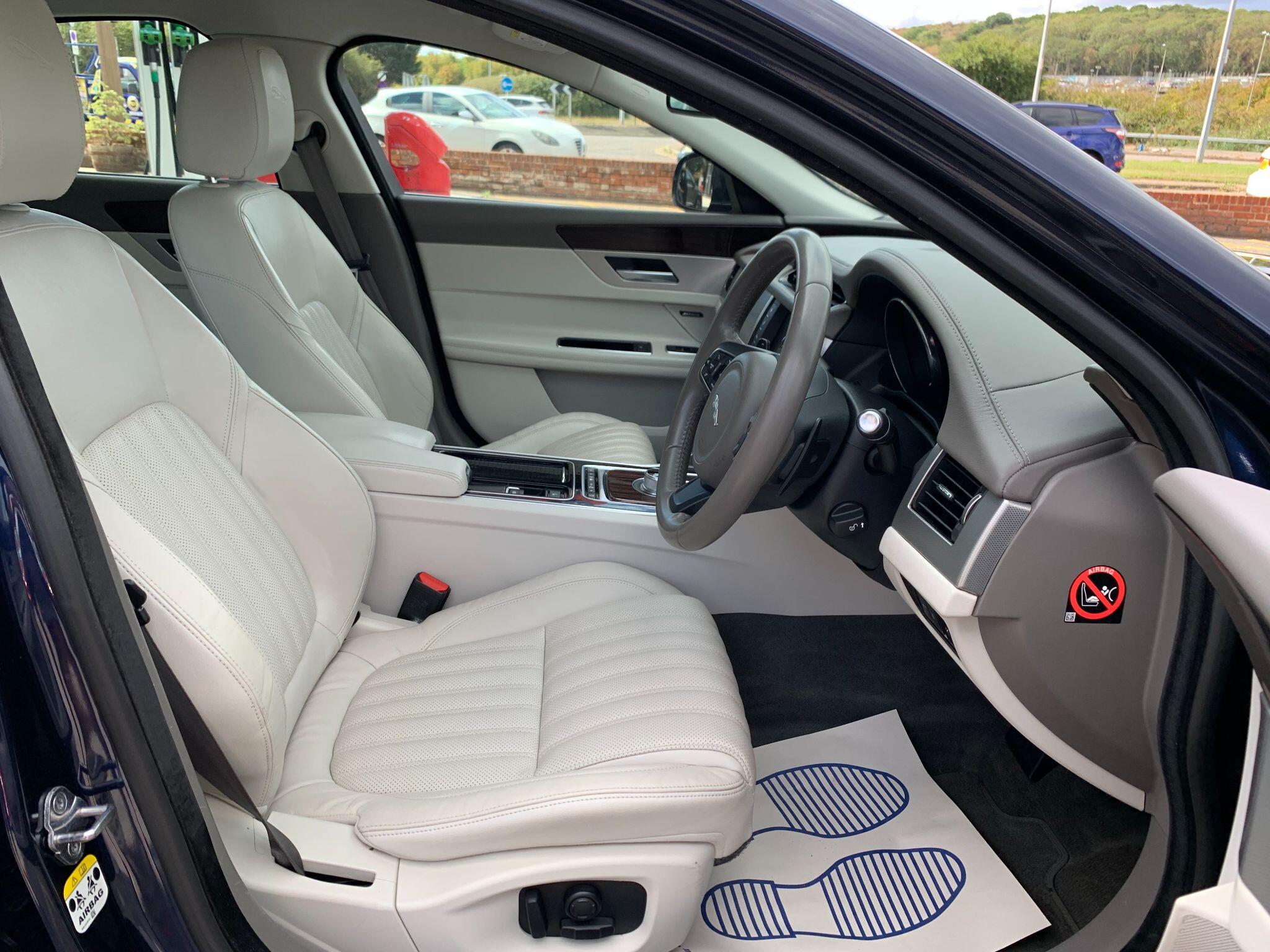 Jaguar XF view 13