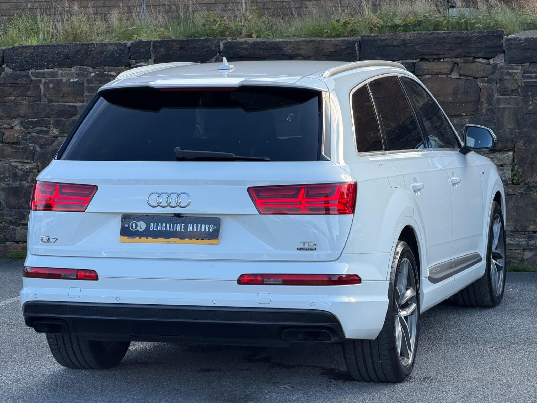 Audi Q7 view 7